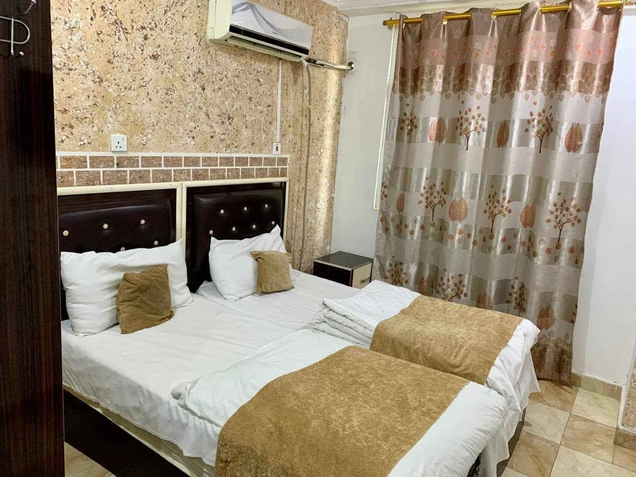 فندق ضفاف النجف ⭐⭐⭐⭐
أهلاً وسهلاً بكم في فندق ضفوف النجف، حيث الراحة والضيافة الأصيلة في قلب مدينة النجف الأشرف.

📍 الموقع: سايدين شارع المدينة، بالقرب من شارع الرسول.

نوفر لكم:

- غرف بسريرين، ثلاث أسرة، أربع أسرة، وحتى غرف عائلية مميزة بـ 5 أسرة.
- خدمة استقبال على مدار 24 ساعة.
- نظافة يومية وخدمة غرف مستمرة.
- أجواء هادئة ومريحة تناسب العائلات والزائرين.
- أسعار مناسبة وخدمة راقية.

✨ إذا كنت تبحث عن الراحة، النظافة، والموقع المميز، فإن فندق ضفوف النجف هو خيارك الأمثل.

للحجز والاستفسار، تواصلوا معنا في أي وقت، ويسعدنا استقبالكم.***********
