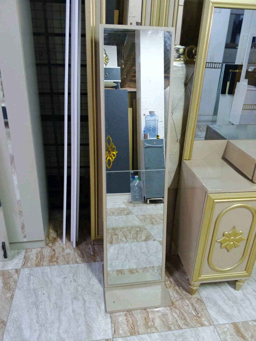 غرفه للبيع اخو جديد كلش نظيف سعر ٦٥٠ بيها مجال شراي تعال خاص عنوان كركوك
***********