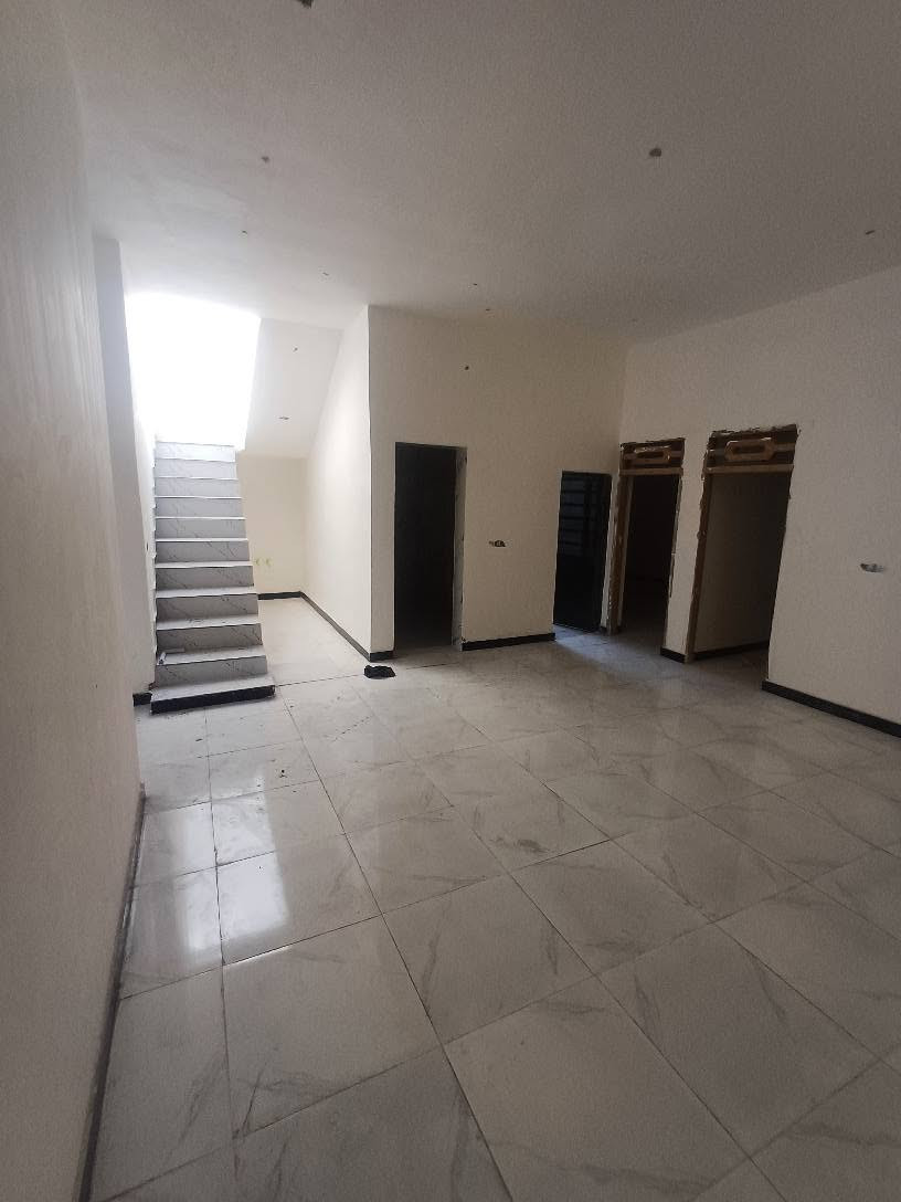 دار سكن للبيع مساحة ٢٠٠م غرفتين وصاله ومطبخ وصحيات ديوانيه موزع كراج شارع تبليط ١٢متر قريب للشارع السياحي الداخلي البصره ابوالخصيب محيله صفحه شط العرب طابو عراقي سعره ١٠٠وبي مجال للشراي ***********# ابو الخصيب, البصرة
