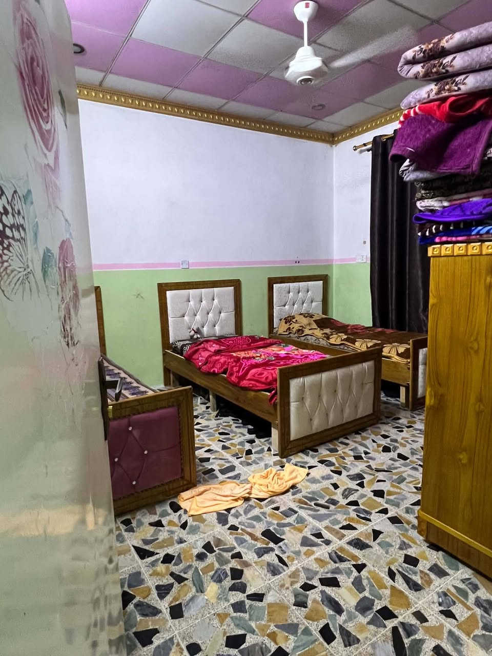 دار للبيع في الرشيديه قطاع رابع
باب الحاره مدخل الثاني
مساحه 240
واجه 11
اربع غرف وستقبال هول مشتملات داخلي وخارجي 
استفسار اكثر اتصل بالرقم

***********
