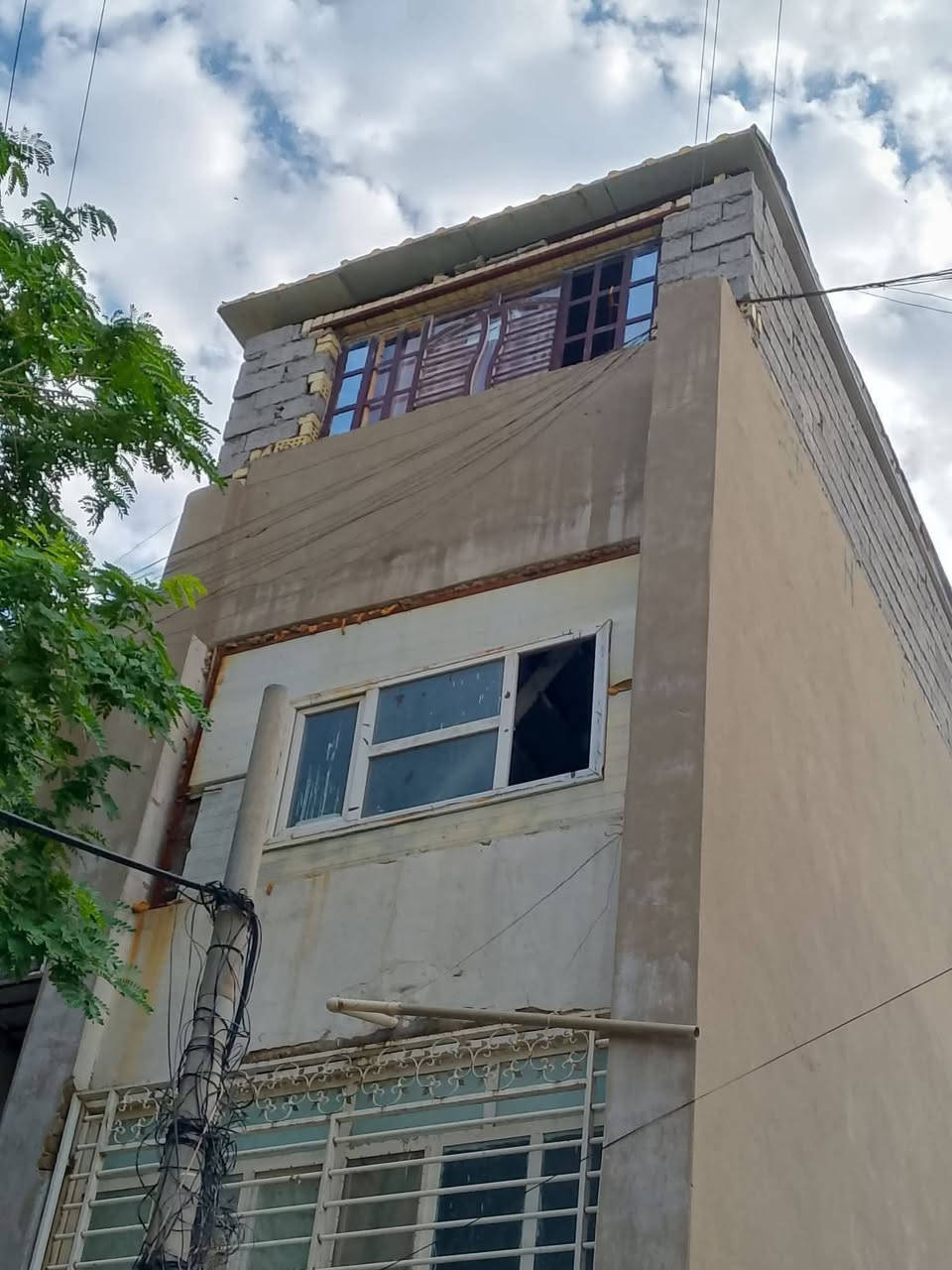 شقه للبيع طابق 3 وسطح معزول وبي غرفه 8مترات  الزعفرانية عمارات اسعيده شارع المشجر عماره 7شقه 11عل شارع بسمي ومحوردرج من البالكون وعل سطح تحويل ثاني يوم السعر 60مليون,,,,, وبي مجال بسيط التصال *********** تفاصيل الشقه بل صور
