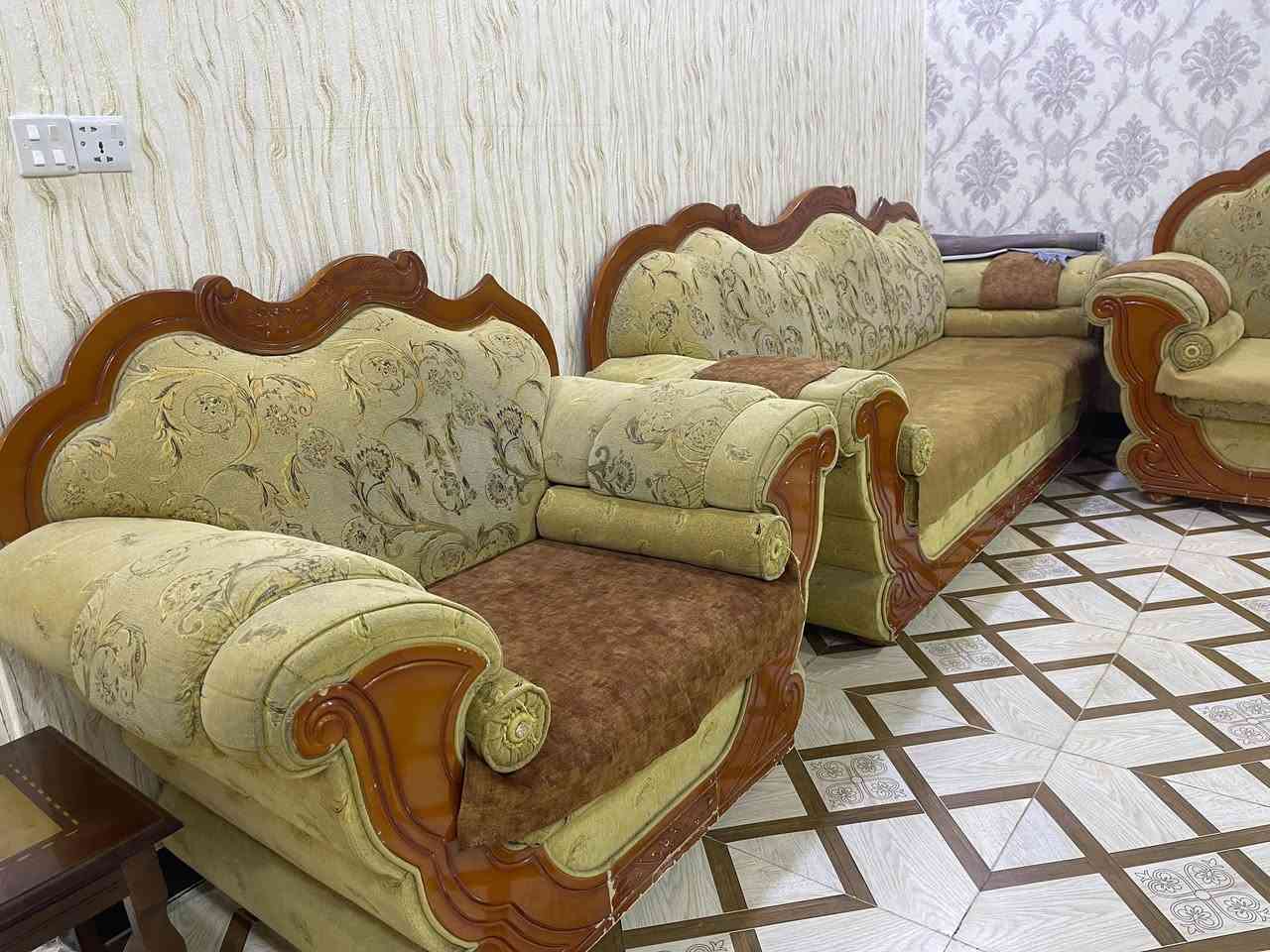 قنفات تركي خشب كلش قوي يرادلها دوشمة او خياط بعض الاماكن صغيرة الخشب جداً قوي لابيهن كسر ولا شگ مريحات والاسفنج على وضع الجديد خمس قطع 2 فردي و 2 زوجي و 1 ثلاثي الشراي يتواصل وياي عنواني بصرة ابي الخصيب متواجد واتساب *********** ماعندي توصيل سعر 250 وبيهن مجال للشراي
