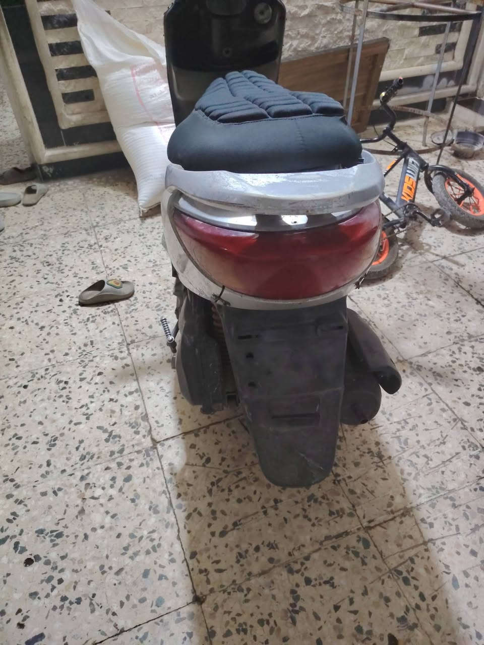 سلام عليكم دراجه بريز للبيع مختمه كله حته صندوك مختم مابيه اي شي شغاله شلعه معدل تخبل
مكاني بغداد الامين الثانيه 
رقمي *********** 
السعر ٤٥٠ وبيه مجال
