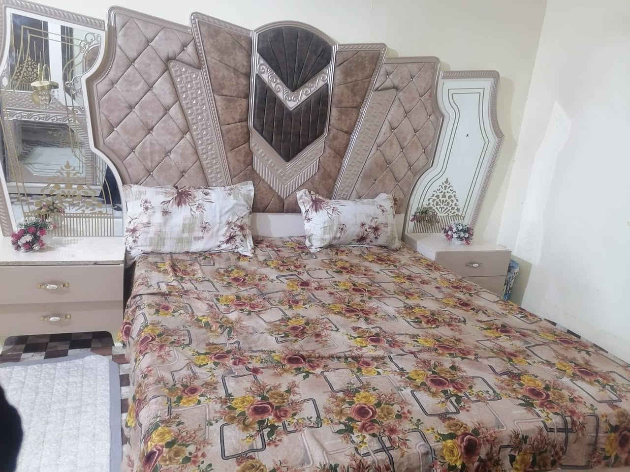 ***********
سلام عليكم غرفه تركي 9قطع للبيع سعرها 500وبيها مجال بسيط العنوان كربلاء
