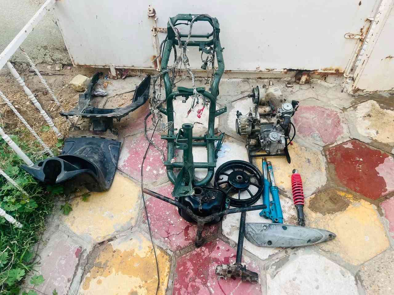 غراض ماكس لبيع ينباعن مفرد او كلهن غراض كلمن وسعره
شاصي مصبوغ اخضر مرمز اوراقه ضايعه سعره 100 قفل 
مكينه توها مجفته 55 مشيف بعدها مامشتلغه وياها كابريتر وكلج امامي سعر 125قفل
دواخل 25 قفل 
ضفيره عدد ثنين تجاريه وبلاديه سعر 15 قفل
دبلات وماشه قفل 30
دبل خلفي 10
ستيرن بلادي سعر 25
ويل مشيف خلفي 10 
واقيه صالنصه ملحه سعر15 قفل 
رقم ***********واتساب متواجد

