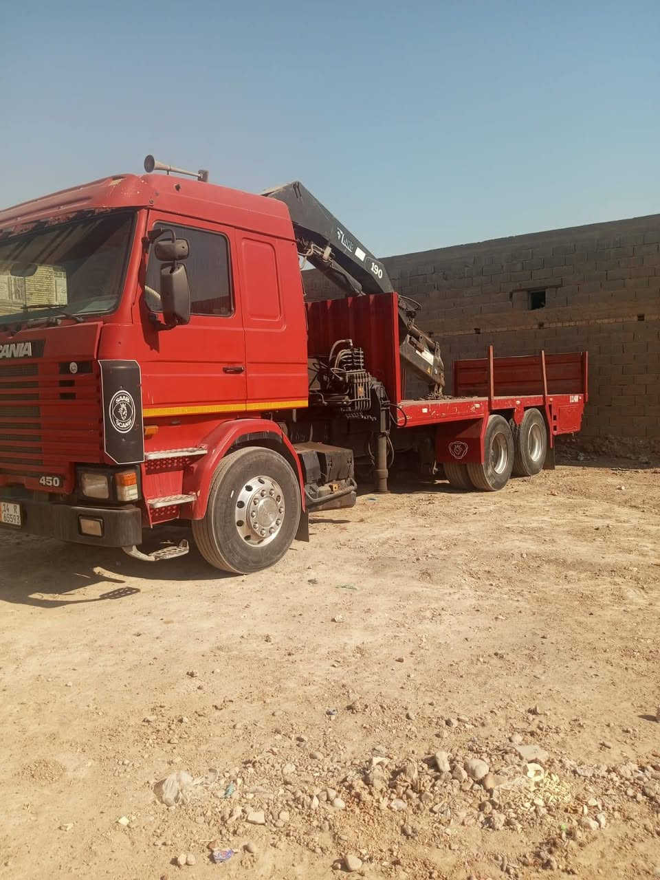سكانيه كرين حموله 10 طن
سياره جاهزه كير ومكينه خير من الله 
طول السياره 7متر 
مكان السياره بغداد مدينه الصدر 
رقم الهاتف : *********** صاحب السياره
ملاحظه اني مكلف ب النشر
