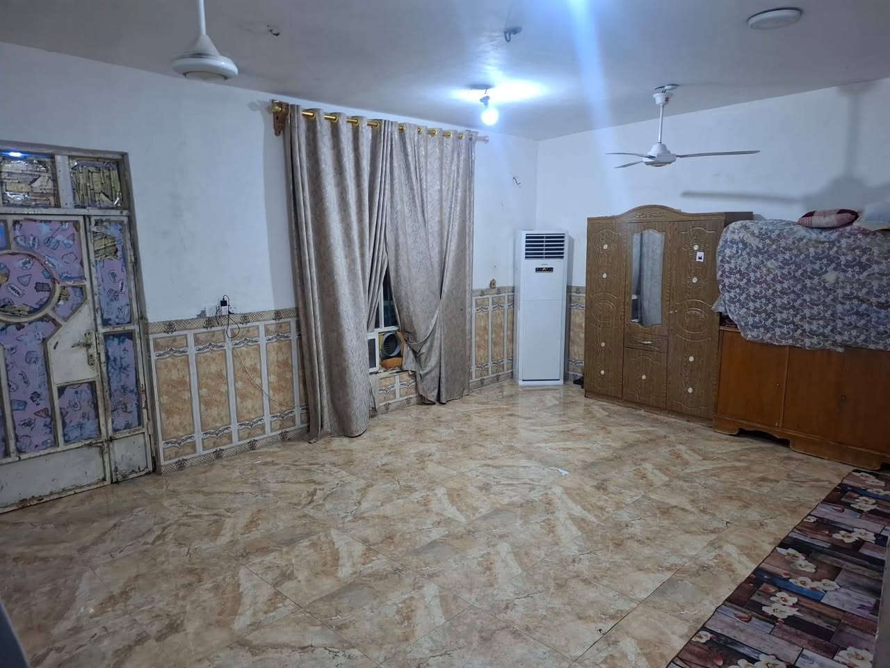 بيت مرقم بلديه بالخضاره الاحرار ٣٧٥م المساحه بي ٤ غرف غرفتين ومطبخ وصاله واستقبال وصحيات خارجيه وحمام داخلي جاهزات سراميك وكهرباء وماء ومولد وخط ضوئي انترنيت والغرفتين الباقيات بدون سقف بعدهن وبي ترك داير البيت بيت خير من الله البناء بلوك فقط الغرفتين طابوق 
السعر خاص موبايل *********** 
ادمن وافق اذا ممكن الله يرحم والديك
