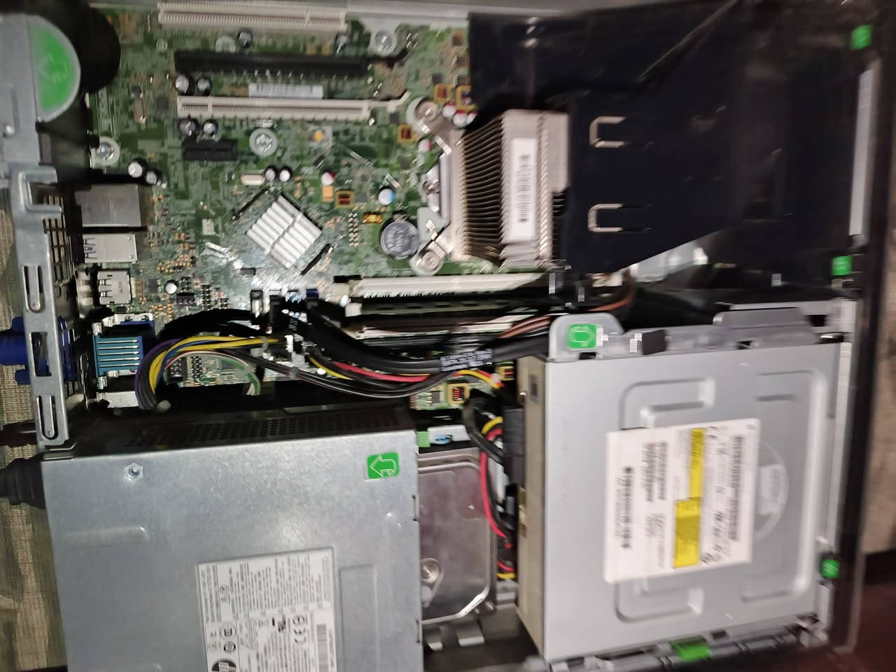 سلام عليكم   كمبيوتر (PC) مكتبي للبيع - نظيف وجاهز للاستخدام المعالج (CPU): Intel Core i3 (جيل ثاني) الهارد (Storage): 500GB (مقسم على 3 أقراص) محرك الأقراص: DVD RW  النظام: ويندوز 7 (Windows 7) مفحوص وشغال استخدام منزلي ونظيف جداً ​شغال 100% بدون أي أعطال أو مشاكل برغي ما مفتوح بيهه وياهه ماوس وكيبورد يمشي الحال يعني تجيبلهه واحد يعني مال شغل أو دراسه تصفح أنه البارحه حطيت بيهه هارد خارجي مال بلي وصلحته بيهه يعني تكدر تصلح هاردات أو  رامات تكدر سعرهه (70) وبيهه مجال وإذا تريد وياهه إكس بوكس 360 بي 123 لعبه ألعاب حلوات كلش ويا يده وحده اسعارهن ثنيهن 185 وبيهن مجال المكان عماره حي الحسين للاستفسار واتس0770787643  خط ***********
