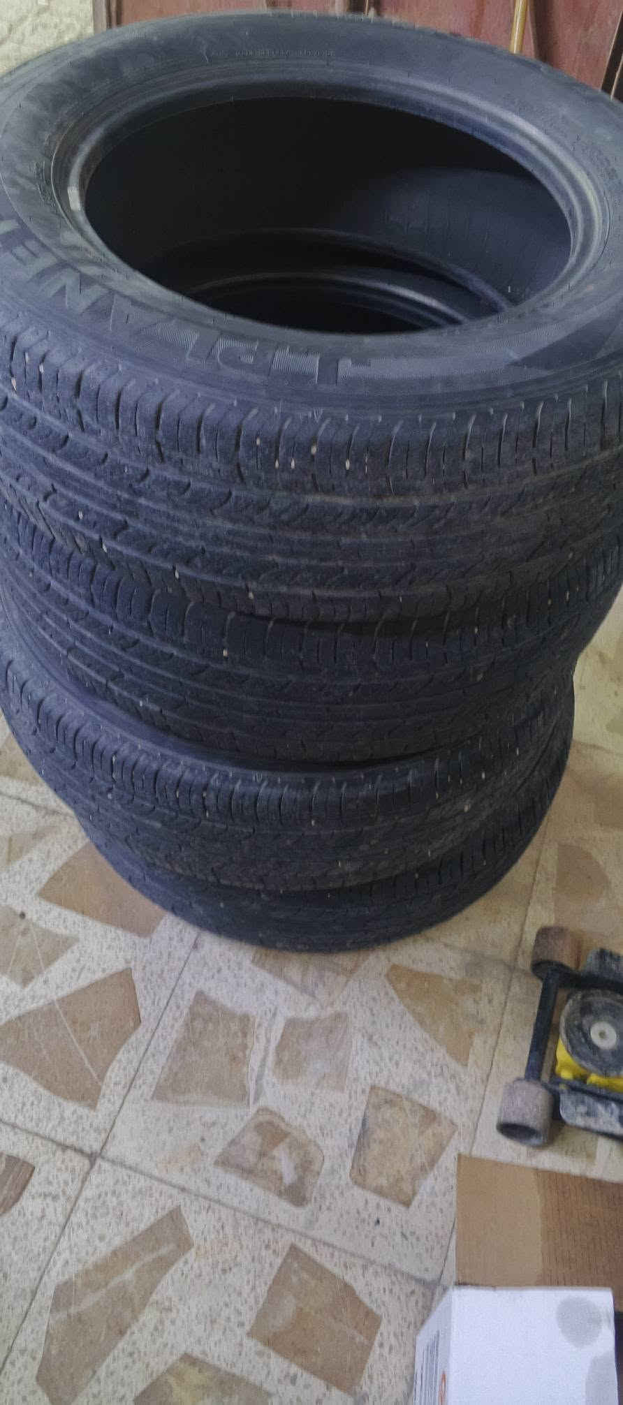السلام عليكم اطارات مستخدمه نضافه 85	القياس 235/65/17
السعر للزوج 65الف مع الشد العنوان الشطره مقابل الملعب الأولمبي للأستفسار الأتصال ***********
