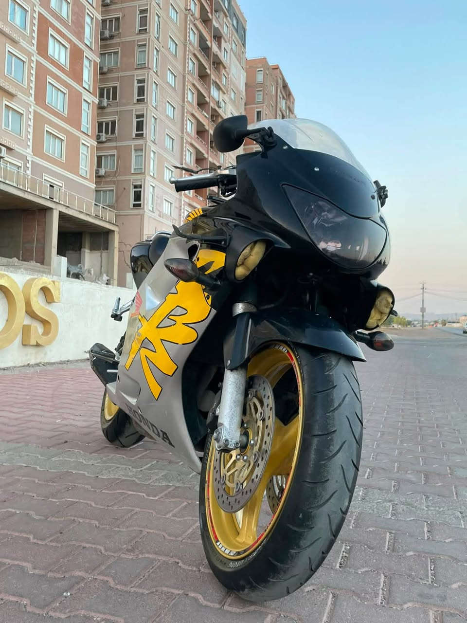دراجه بطح نوع سي بي فور دراجه بلادي بس عليها نعديل صالنصه 2015 أوراق كامله للتواصل
***********
• إضافة وسائط
