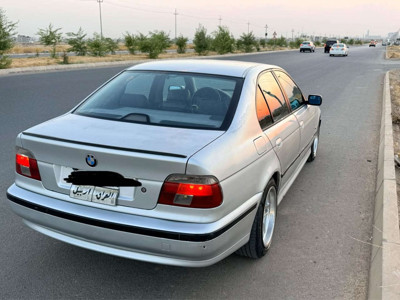 سلام عليكم   مالي دوست 
صقر e39  وزع شه ريكه 
مه سته ره ي گوراوه له گه ل قباغ لاي به نزيني بي عه يب بو داخل بون  ره قه م كردن گوراوه 
موديل ٢٠٠٠
مه كينه ي٥٢٨   له قوه تي خوي بيزاره بي دوكل بي بوخار 
دبل ديجتال 
هه مو گياني له سه ر شه ريكه يه وه ك خوي ماوه 
داخل جلد  
ته ريد سارد+گه رم. ده بل زون 
پاتري نوي 
تاخم بيش و دواي نوي 
سيدي بوكسو كامل ي ماوه 
سيستم و سماعه ي بو دانره وه ١٢٠٠.  واط 
تايه نوي 
 سه ياره يه كي تير مه سرف كراوه جائيزه نوقساني تيا نيه 
٨٩ مجالي كه م  سعري علوجيكه 
فروشتنو كورينه وه به شتي باشتر باقي هه يه 
٠٧٥٠/٥٩٥/٢٦٢٨
٠٧٧٣/٥٩٥٢٦/٢٦ أربيل, العراق
