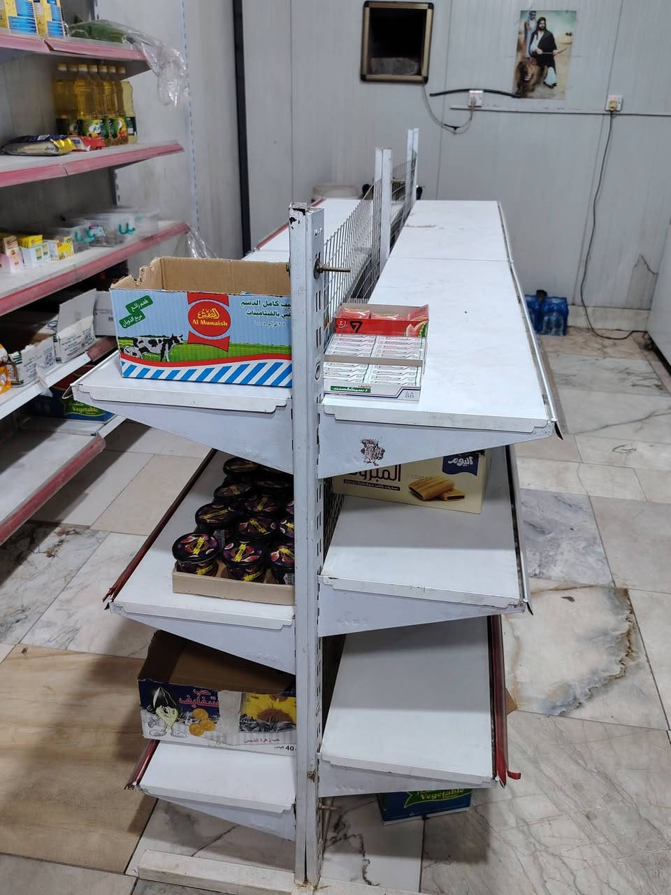 سلام عليكم غراض محل كامل لبيع اربع عارضات وعارضه بطح مع رفوف العارضات لوحده علا 200 لرقم *********** غير متواجد خاص
