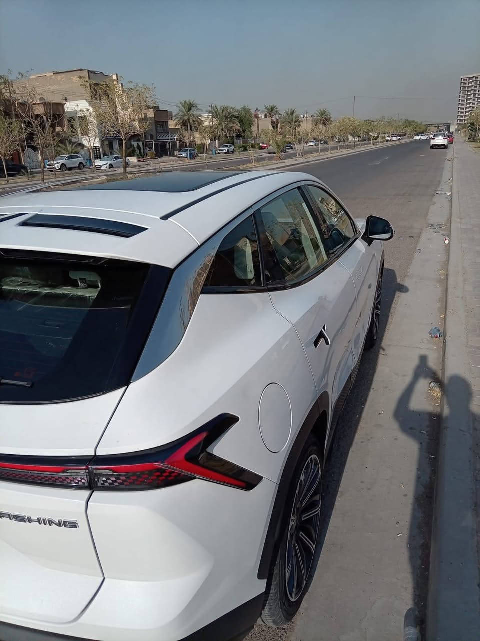 للبيع جيتور داشنك لكجري 2024
 فول لون ابيض صدفي
ماشية 37 الف كيلو قابل للزيادة
مكفولة لا صبغ ولا بارد فقط طخة في باب السكن وشويه في الباب الخلفي موجود في الصور واضحه
رقم بغداد الجديد بأسمي 
١٦٠٠ تيربو 
كير تعليك 
وكالة شركة هارلم
بصمتين موجودة وكل كتلوكات الشركة ودفتر الضمان
تبديل الدهن فقط بالشركة والباقي كلشي بلادي 
Dashing 1.6L Luxury جيتور
الموديل: 2024
المحرك: 4 أسطوانات L1.6 تيربو 197 حصان حقن مباشر ناقل الحركة: DCT اوتوماتيكي من 7 سرعات العداد: 37 الف كيلو
استهلاك الوقود: 7.7 لتر لكل 100 كم
المواصفات
* إطارات قياس 20 إنج
*   فتحة سقف بانوراما 
*   مقصورة الركاب من الجلد الفاخر
*   مقعد السائق والراكب كهربائية
*   مقعد السائق مع ذاكرة لحفظ وضعيات الجلوس
*   مقعد السائق مبرد ومدفاء
*   مقعد الراكب مبرد ومدفاء
*   كاميرات محيطية 540 درجة
* شاشة التحكم بقياس 15.6إنج
*  شاشة القيادة بقياس 8 إنج
*  نظام ابل كاربلاي واندرويد اوتو
*   نظام أوامر وتحكم صوتي
*   نظام صوتي 8 سماعات من SONY
*   رادار تفاعلي
*   تحذير مغادرة المسار
*   نظام القيادة شبه الذاتية
*   نقطة عمياء
*   نظام تحذير الاصطدام الامامي والخلفي
*   إنارة محيطية
*   إنارة ترحيبية
*   المرايا الجانبية قابلة للطي كهربائياً
*   شاحن هاتف لاسلكي سريع
*   خاصية إغلاق الشبابيك وفتحة السقف عن بعد
*   مصابيح أمامية أوتوماتيكية زينون مع مصابيح نهارية LED
*  التكيف التلقائي مع الضوء القريب والبعيد
*   مسند الذراع الوسطي مع ثلاجة
*   دخول ذكي (بصمة)
*   تشغيل عن بعد
*   صندوق كهربائي
*   نظام الفرامل اليدوية الاوتوماتيكي Autohold
*   وضعيات قيادة متعددة
*  6 وسائد هوائية
*   موسيقى ترحيبية
*   عتبات الأبواب مضيئة
*   نظام تنقية الهواء مع شاشة لعرض البيئة الخارجية
*   حساس للمطر
* سعر السيارة 24.750 مليون وبيها مجال بسيط 
* للتواصل عالرقم وموجود واتساب (***********)
* مكان السيارة بغداد البياع حي السلام ال4 شوارع
