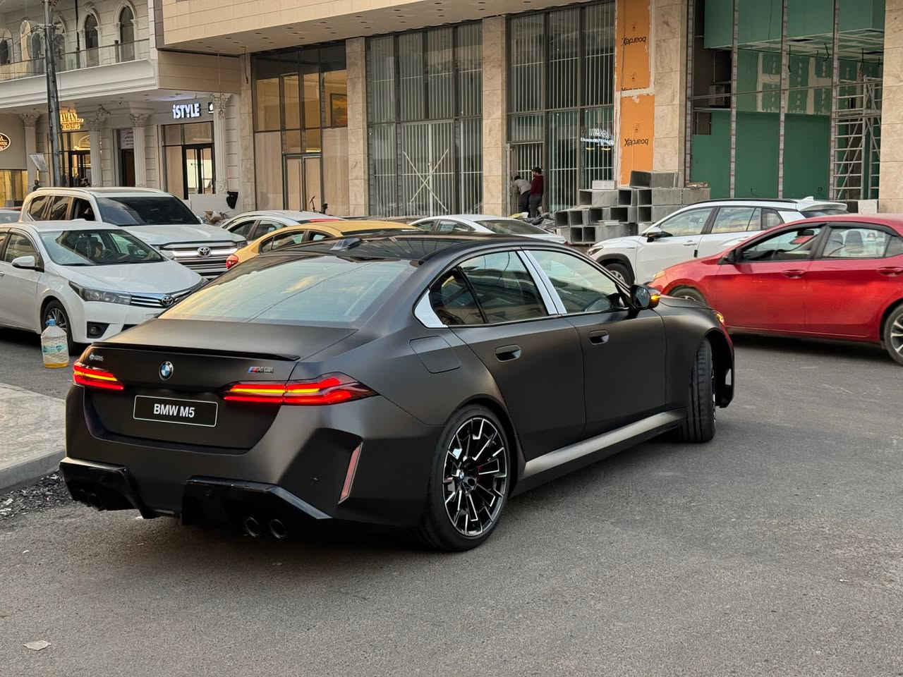 السلام عليكم

للبيع…

2025 BMW G90 M5
Frozen deep grey metallic 

اول قطعة دخلت للعراق عن طريق شركة العروش/بغداد

رقم بغداد تحت الضمان

ممشى ٢.٤٠٠كم

PPF+ تغليف الزجاج الامامي

السيارة بحالة الزيرو استخدام بسيط جداً

السعر ٢٠٧ مليون وبيه مجال بسيط

***********
