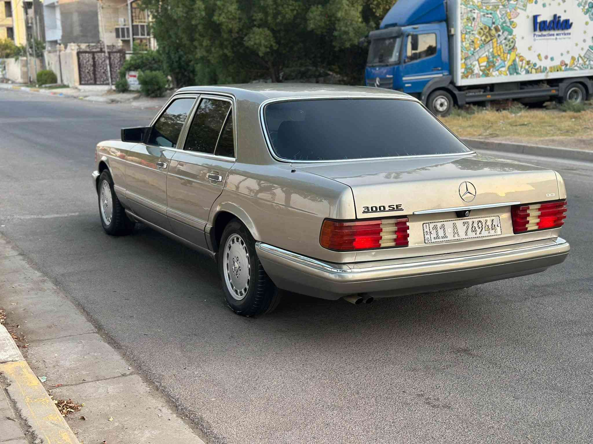 السلام وعليكم مارسدس 1989 
جامبو رائسي باب قصير 
محرك 300 بلادي قبق اسود 
كير محرك تبريد صدر تخم تاير كلشي بيها جديد 
دواخل جديده مسجل بلادي 
اريل كهرباء 
دبل فيت بم 
دبل مروحه 
فول موصفات رقم بغداد تحويل بشرط 
مكاني بغداد السيديه ***********
السعر 68 ورقه بي مجال السياره اعتماديه و4 مرات رايحن بيها للعمره
