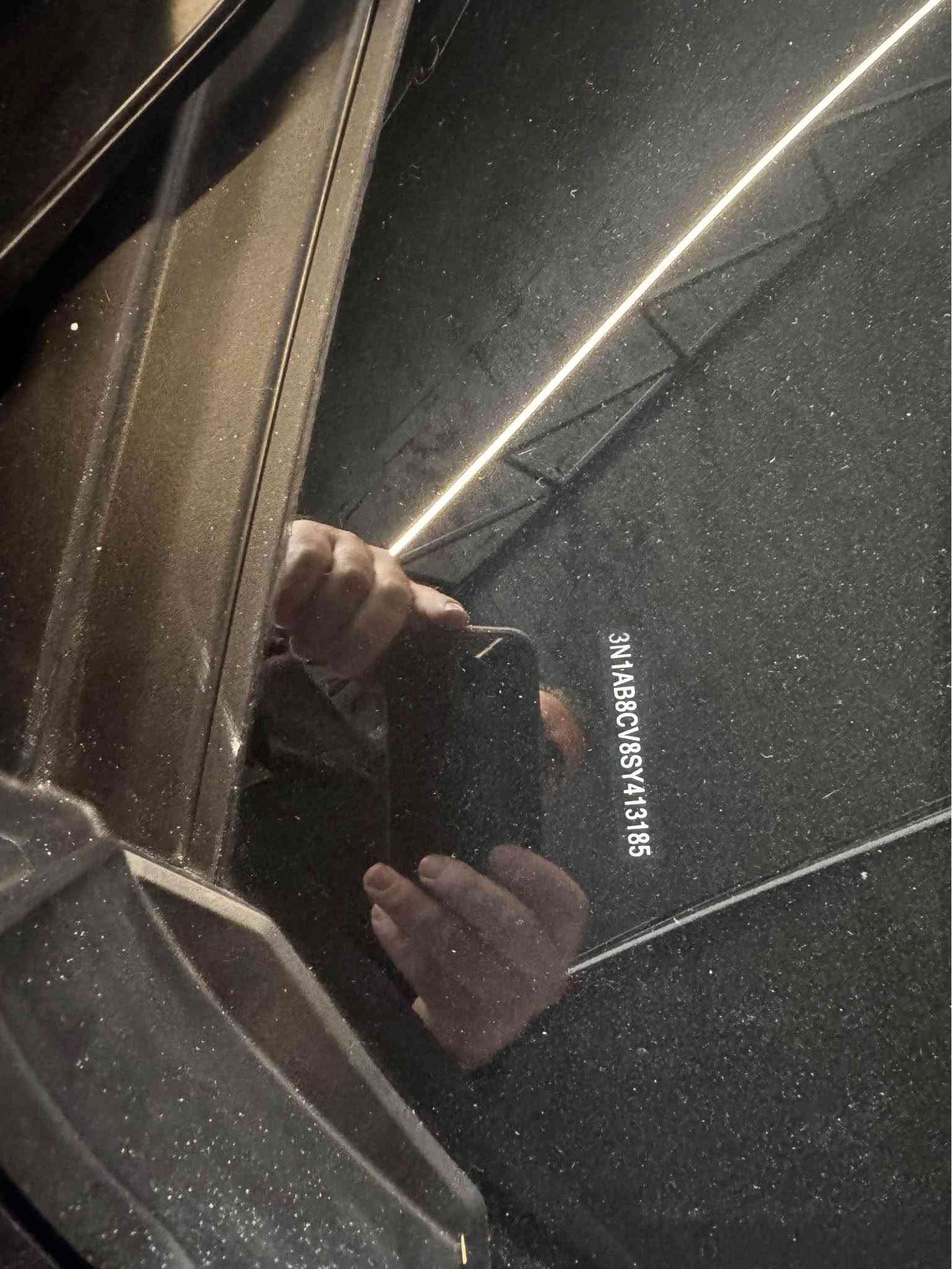 نيسان سنترا 2025Svماشي 5000 آلاف ضررها فقط نصف جاملخ خلفي بدون دواخل سعر 13800$. ***********.        *********** دهوك, العراق

نص مكتوب في الصور:
- 3N1AB8CV8SY413185