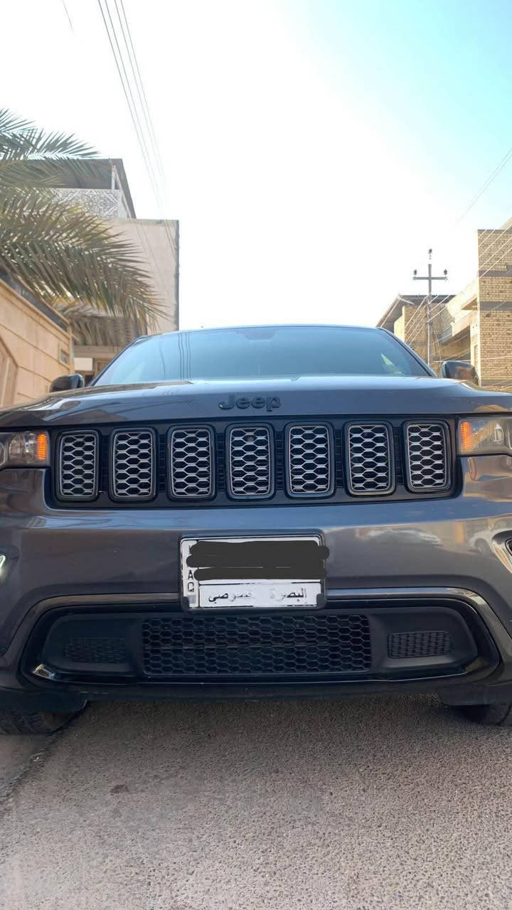 السلام عليكم جيب كراند شيروكي 2018 محرك 6 سلندر 3600 رقم بصره حره تحويل ثاني يوم فئه بلاك توب سياره ابد مامتعوبه ونضيفه وماناقصها شي المواصفات 
فور ويل 
فتحه سقف 
كشنات مخمل و جلد 
ويل قياس 22 بلاك بلادي 
حساسات خلفيه 
رادار توقف ذاتي عند الرجوع 
لايت زنون 
فول تحكم استيرن 
شاشه كار بلي 
كشن السايق كهرباء 
بصمه  وتشغيل عن بعد 
واضافه للمواصفات المعروفه وارد امريكي حادث حدا بسيط جاملغ الخلفي فقط  مرفق مع الصور السعر 205 وبيها مجال حق الجية  وتأمر امر الاستفسار *********** البصرة, العراق
