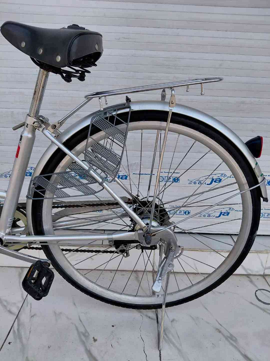 حجم 27 تايرات ربل ويالة طبقتين 6  سرعات SHIMANO ويل امامي ماكنيت LED السعر 150  الف     ✈يوجد توصيل لجميع المحافضات ✈ كركوك مدخل سايدين حي الاسرى والمفقودين  معرض ابو شيفان ( *********** )
