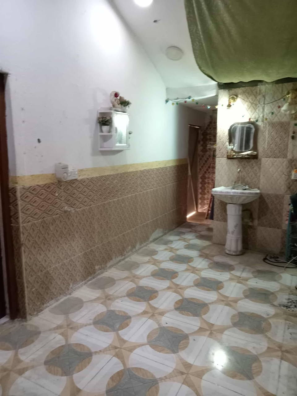 طابو زراعي المساحه ١٧٥ منطقه الراشديه قضاء الحي يحتوي على غرفتين هول واستقبال ومطبخ صحيات داخليه وخارجيه البناء بلوك بتلو طابوك  نزله الجامع شارع النزله مقابيل معمل الثلج والمتعارف السعر ٣١ وبي مجال اي استفسار ع الرقم ***********

