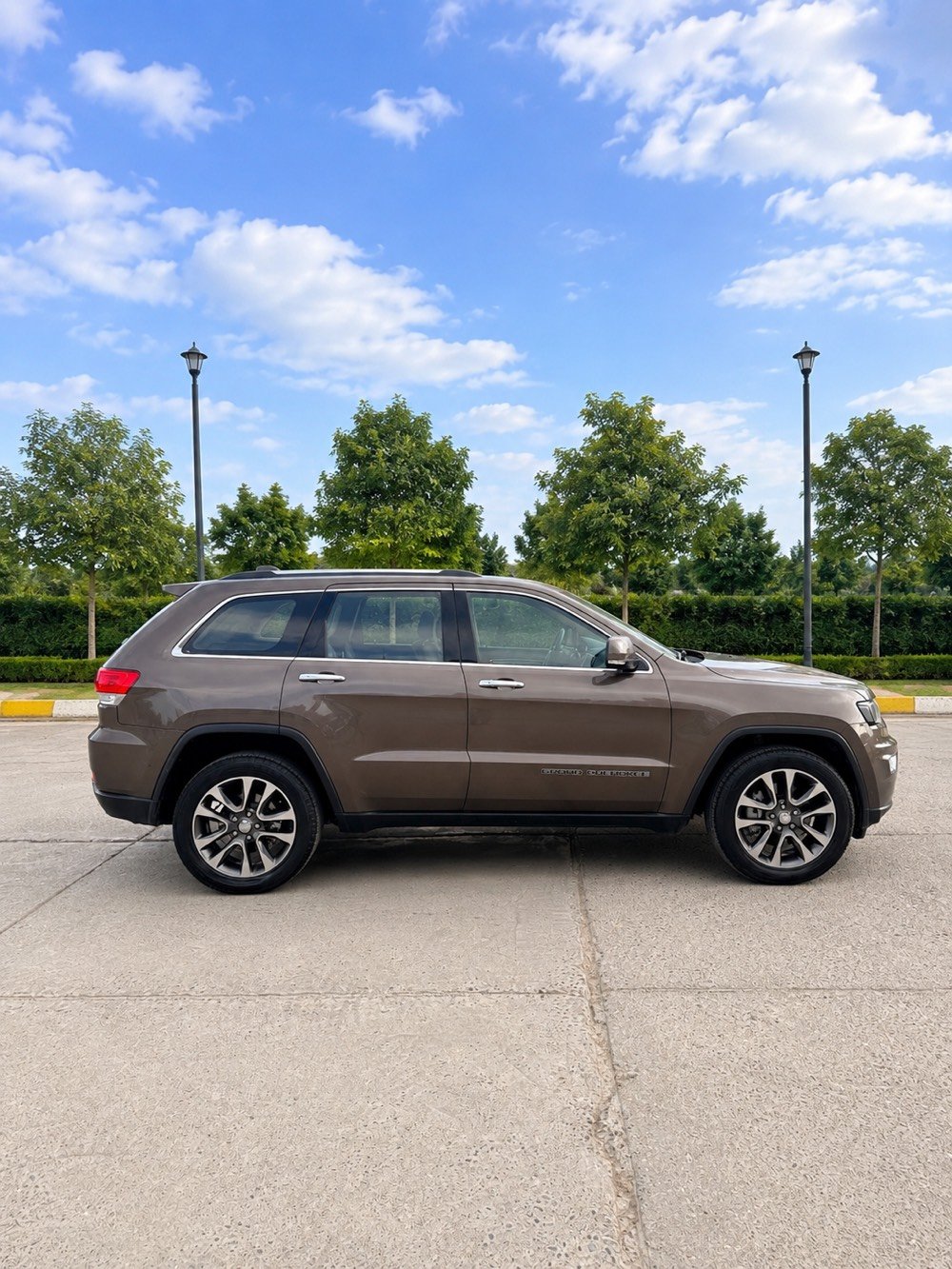 جيب گراند شيرۆكی 2018 (خەليجى شەریکەی هارلم)
قەپات مواسفات 4x4 Limited Plus 

فۆر ویل ، پانۆراما ، 3 شاشە ، کوشن سارد و گەرم ، حساسی پێش و پشت ، شاشە کارپلەی
هەموو گیانی بە شەرت هیچی نییە بێ سبوغ و بێ پارچە گۆرین
هەردوو دەعامی بە شەرت (( ٥٧ رۆیشتووە ))

زۆر خاوێنە و بێ مەسرەف (( گێر و مەکینە و تەقە ورەقە بە شەرتە ))

رەقەم و سەنوی نۆییە (( شوین // هەولێر ))

سعری (( ٢٤٩ وەرەقە و مەجالی تێدایە ))

***********
***********