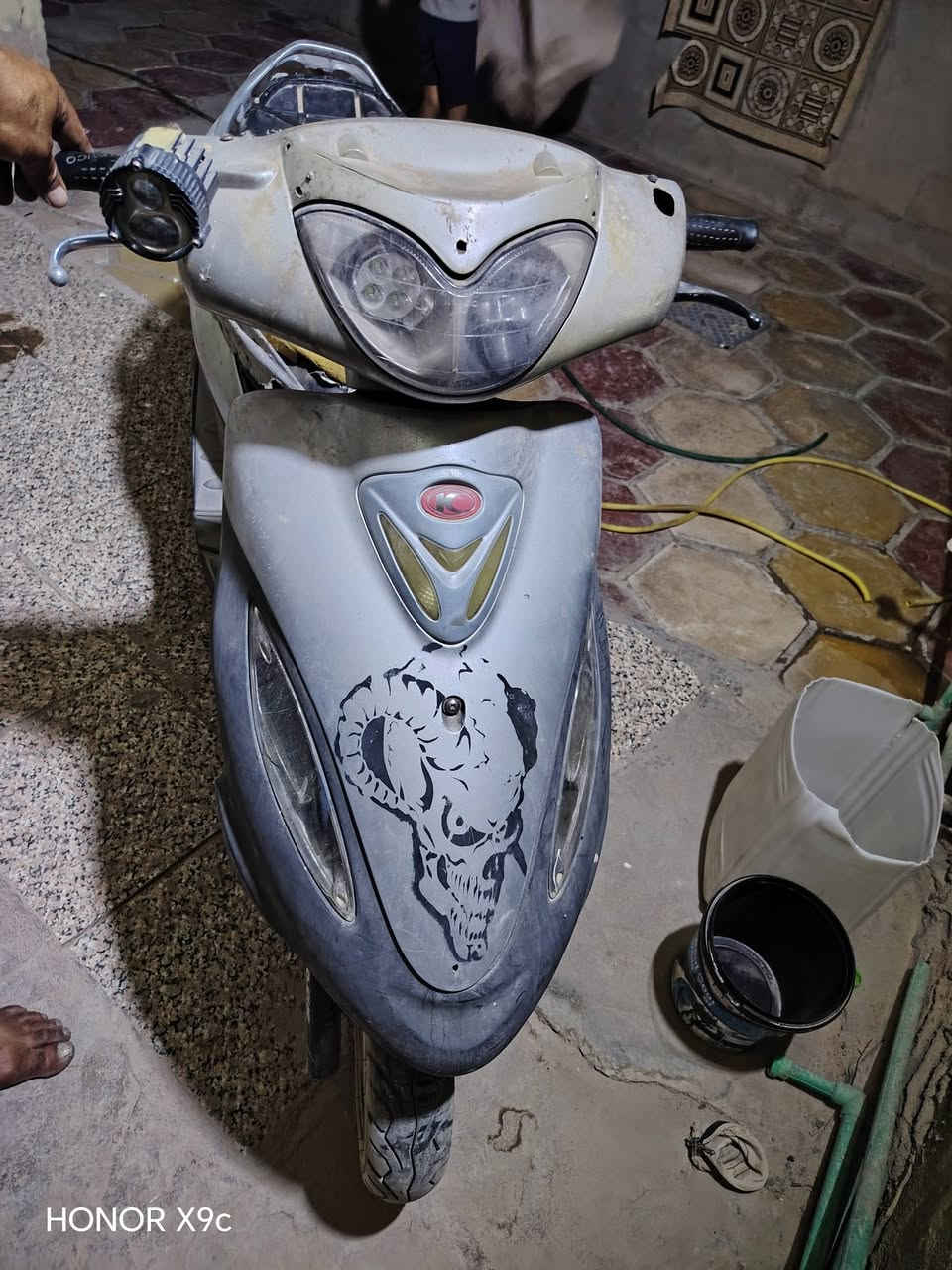كامكوو شغاله نكره سلف حتا ب ١٠٠ لف ابيع بيها لايت زنون وشرط تايراتها جددسبوع من شديتهن بس اريد اخلص منها
اخوان الخاص محظور منه يشهد الله هاذا رقمي لتواصل بيه واتساب ***********

نص مكتوب في الصور:
- HONOR X9c