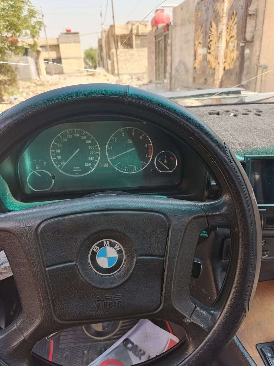 السلام عليكم للبيع بي ام موديل 92 سياره بلاديه كهربائيات كلها شغاله سياره ما بيها كل نقصتخم تاير تبريد شغال فتحه شغاله حداديه صدر جديد سياره خير من الله سياره جديده مكان السياره بغداد شعله سعر 65 وبيها مجال اتصل***********
