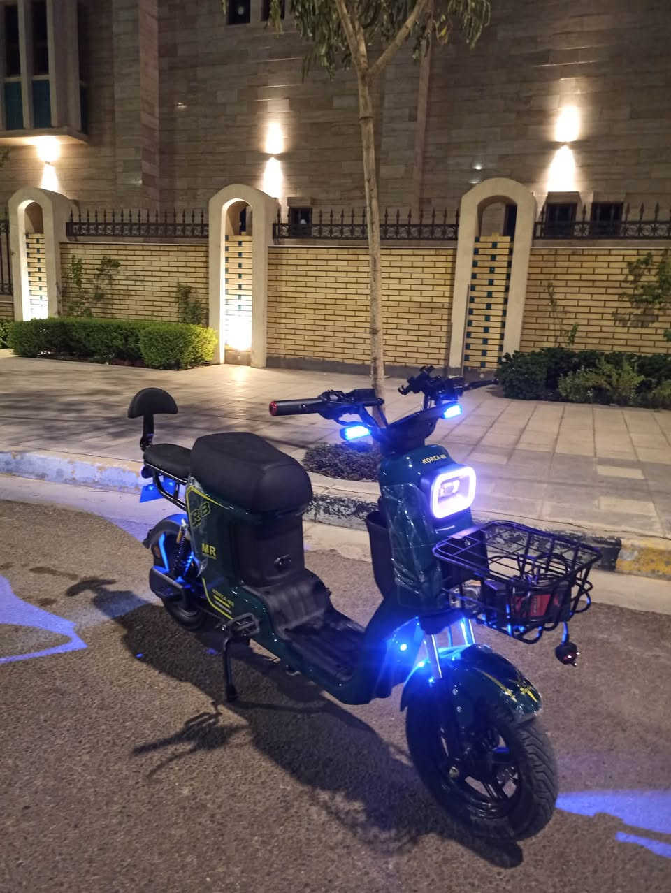بايسكل R8للبيع 👍🏽

موديل 2025

بايسكل جديد ما ماشي هواي

(لمواصفات)
نضام R يرجع بك

ونضام ل p بارك 

 وبي أربع سرع 

سرعته بالعداد 120  والحقيقي 70

حساس بالبريك 

دبالات تخبل اصليه 

بريكاته دسك

وبي 5 بطاريات اصليه من شركه ويلي

اشاير ودبل اشره 

اناره لد آلوان تخبل 

الملف مالته 2000 
اسرع من R9

لشحنه مالته تمشيك 40 كيلو 

وبي سويجات ثنين وكارت تشغيل 

وبي ورقت المعرض 

وشاحنه الاصليه ويا مال شركت ويلي

وبي ام بي ثري سماعه بلوتوث 

(بايسكل عملي ومايعطل ابد ومرغوب بالسوك كلش )

السعر 500 وبي مجال 👍🏽

*********** هاذه لرقم لليحب يستفسر
