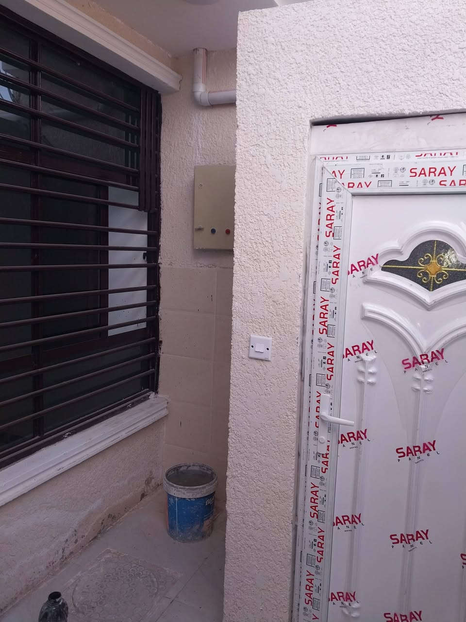 مشتمل للبيع نقد فقط بداية الحسينيه جديد طابقين باسمي ٣ غرف نوم ومطبخ واستقبل و٣ حمامات شارع عريض ١٥ متر منطقة النفط الأولى كامله الخدمات نقص التبليط  المساحه ٧٥ للإستفسار ***********

نص مكتوب في الصور:
- الدار للبيع ***********