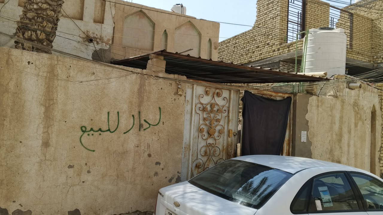 سلام عليكم دار للبيع بل صالحيه شارع المركز قريب عل شارع البيت مساحته 200م طابقين الطابق الاول غرفتين ومطبخ وصاله وهول ودوانيه وصحيات الطابق الثاني 3 غرف وصاله وصحيات الاستفسار ***********
