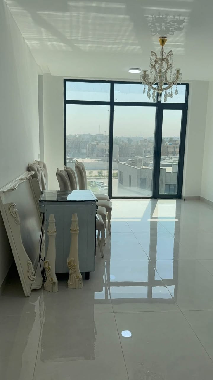 شقة للايجار مساحة ١٣٨ متر طابق رابع في مجمع جواهر دجلة بناية الكرستال تحتوي على مطبخ متكامل وانارة وميز طعام وكراسي عدد٦ الايجار المطلوب مليون و ٢٠٠ الف دينار شهريا 
للاستفسار ***********
