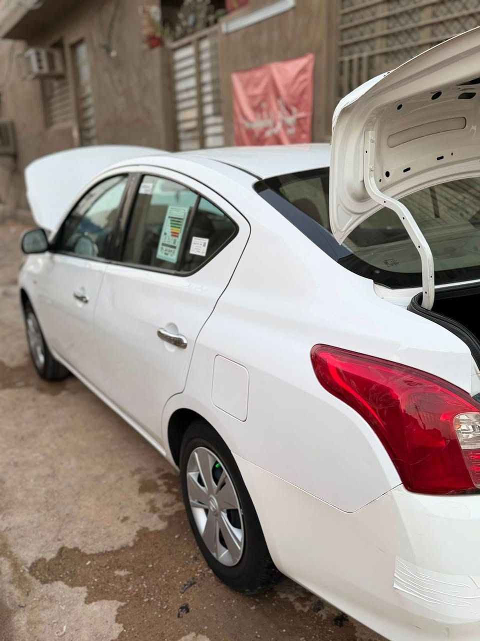 سياره نيسان صني هندي بليته زرقي موديل 18 بيها بارد بالباب الخلفي مال العبري وصبغ والدوسه هم شويه بيها صبغ تبريد ش تبريتها جديد صندوق شويه بيه بارد وباقي السياره جديده خير من الله ماكينه وقير مكفولاتض مكانها بغداد الشعب ***********
