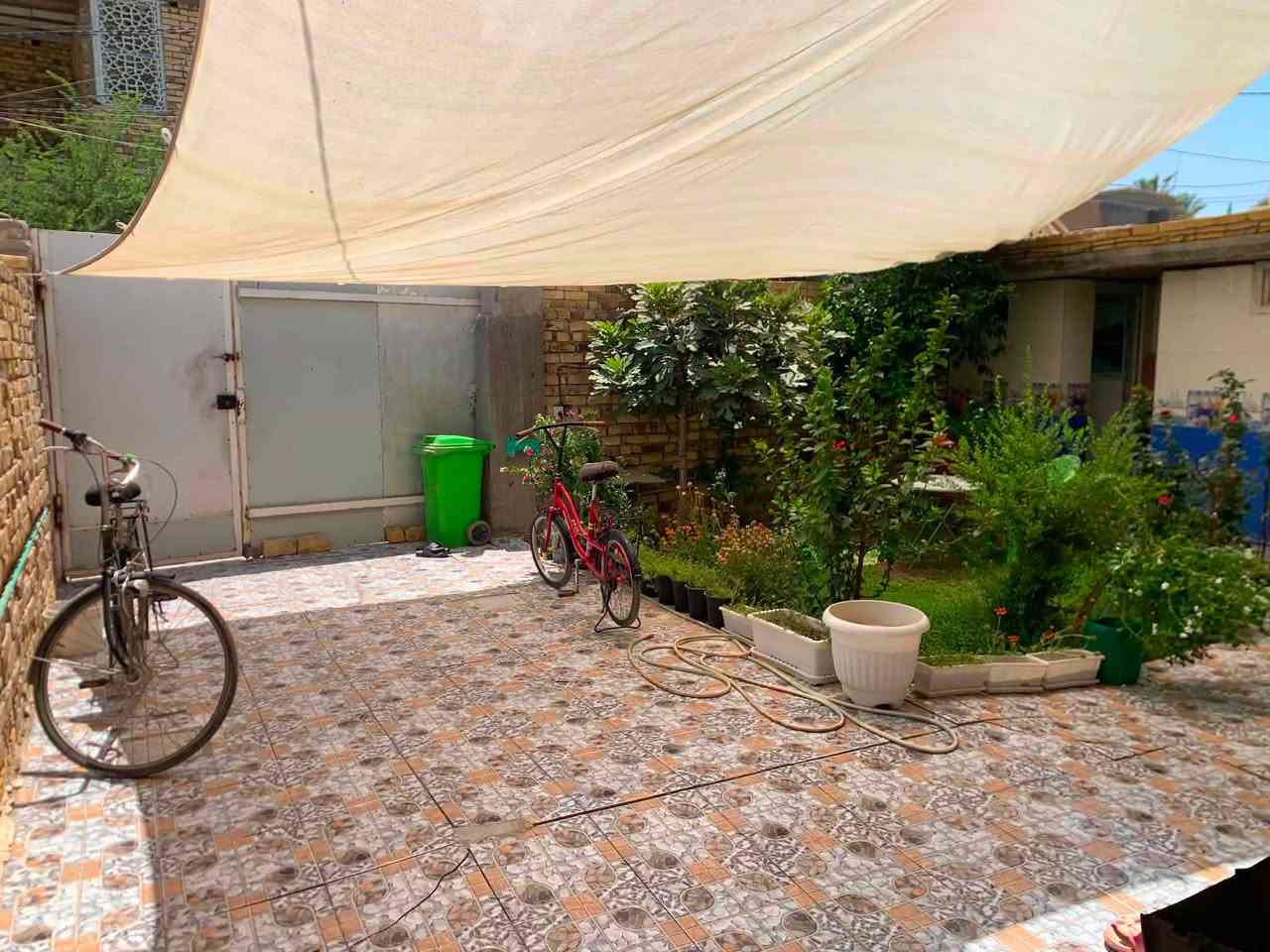 🏡 دار للبيع – موقع مميز المساحة: 250 م² طابو زراعي (سند 25) البناء: حديث، طابوق مع كونكريت مسلح، وسقف كونكريت مسلح للطابقين.
🔹 الموقع: المدحتية على ربيانه، في الفرع المقابل لوعد القصاب.
مواصفات الدار:
🏠 الطابق الأول: استقبال كبير و صالة واسعة مع مطبخ و غرفتان
🏠 الطابق الثاني: غرفتان صالة (قيد الإنشاء)
* صحيات داخلية وخارجية
✅ الخدمات متوفرة بالكامل: ماء و كهرباء و شارع صب
💰 السعر: 145 مليون دينار عراقي قابل للتفاوض.
📞للاستفسار الاتصال على الأرقام التالية 
***********
***********
