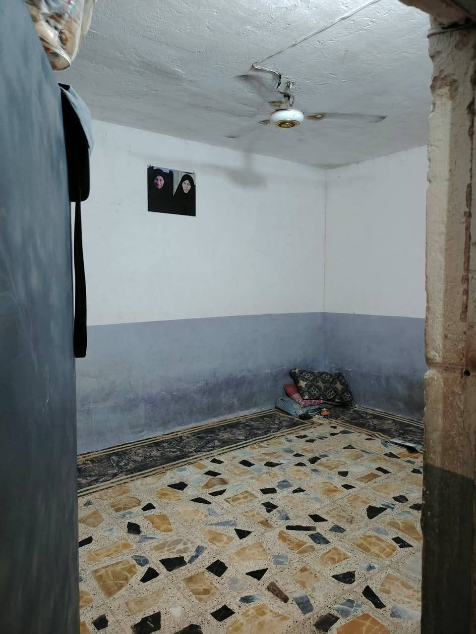 السلام عليكم بيت للبيع مساحه 100 مربعه غرفه وصاله ومطبخ وستقبال 22 وبي مجال للاتصال ***********
