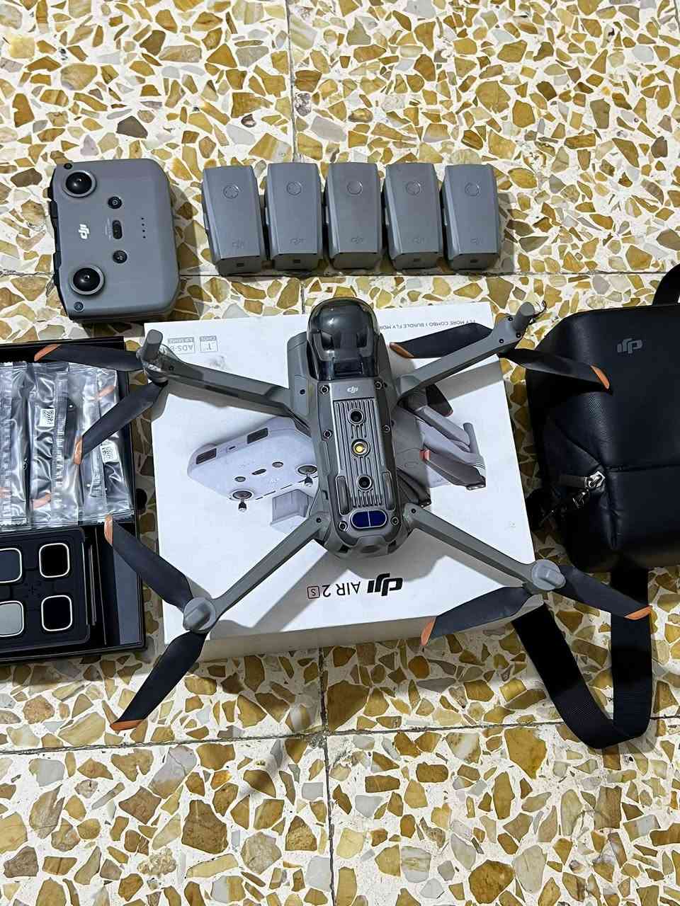 درون Air 2s • ٥ بطاريات • كامل الملحقات