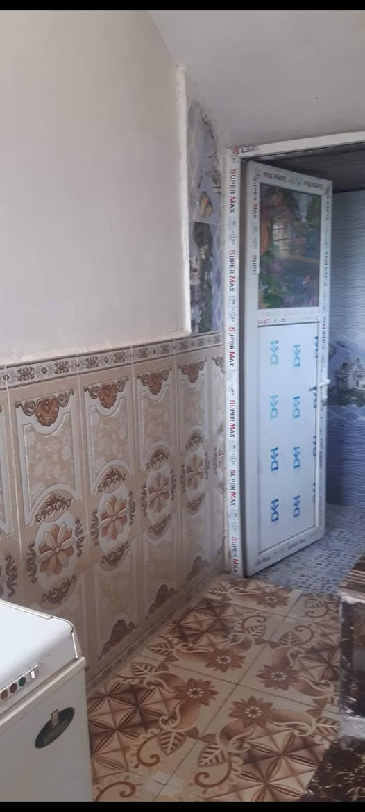 سلام عليكم 
بيت طابقين للبيع يتكون استقبال وصالة و 4غرف +مطبخ خارج وداخل +كافة الخدمات مع المجاري.+المساحة 300متر
العنوان /حي كريم قرب مستشفى الامام علي 
الاستفسار *********** او ؏ الخاص.
