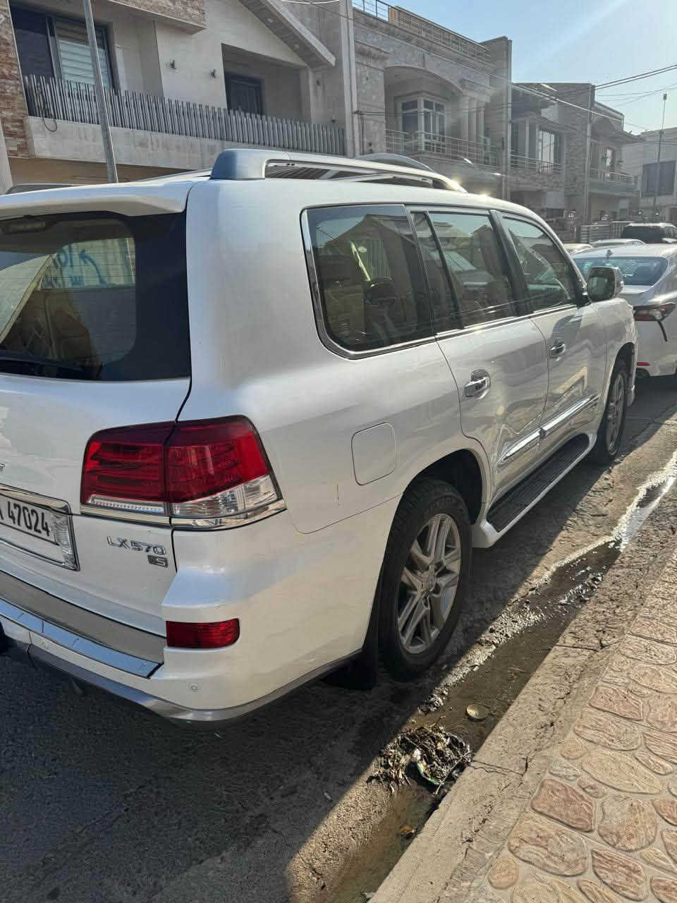السلام عليكم
لكزس 2013 LX570 خليجي بريم 
السعر : 355$

فول موصفات 

بصمه-فتحه-راداد-كامير-كشنات تدفئه وتبريد -ستيرن كهربائي-صندوق شفط _جكات _داخل بيج 

سياره جهازه  من كلشي وجديده 

مكان بغداد

الاتصال

***********
