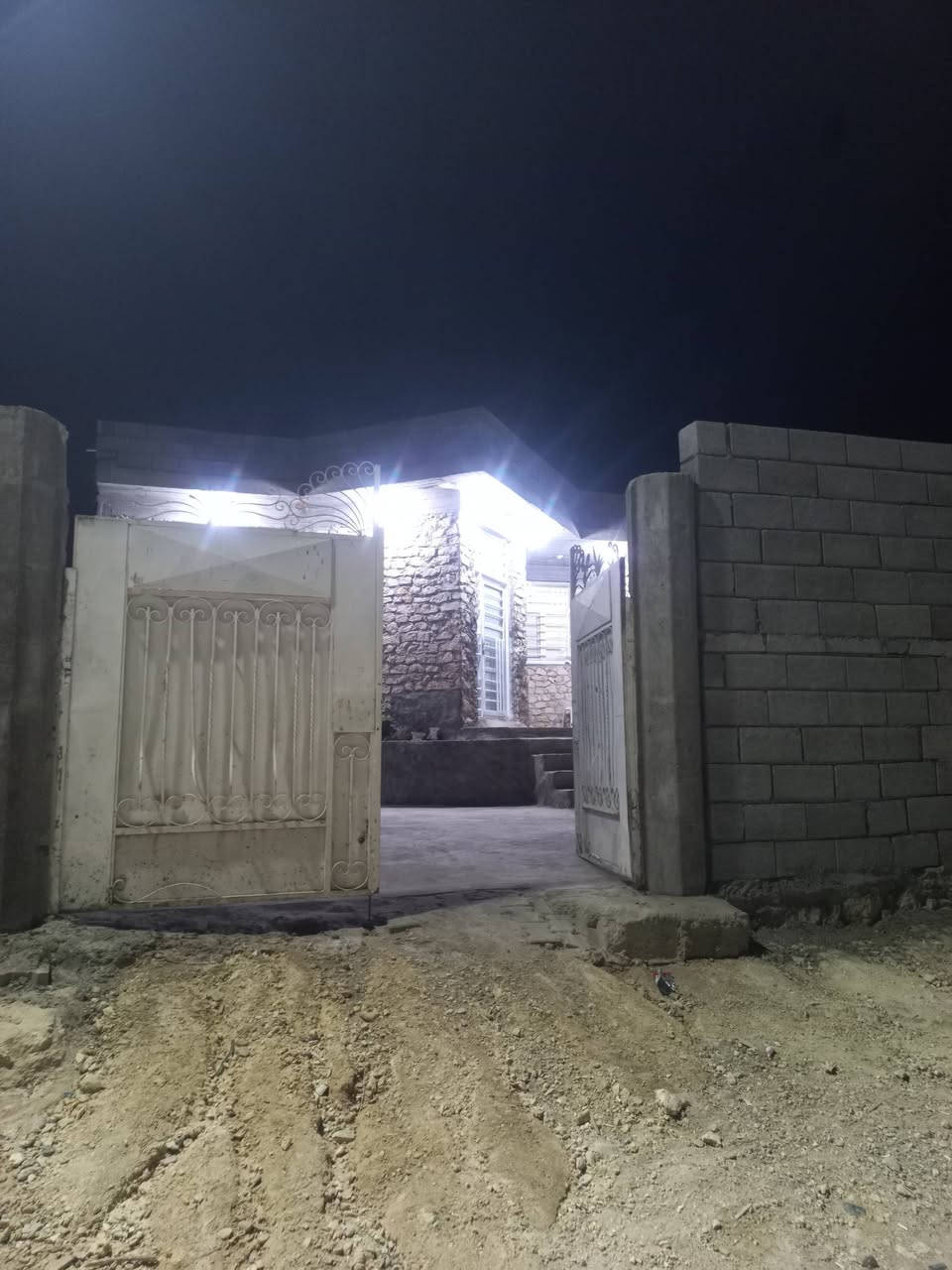 بيت للبيع غير طابو المساحه 350 المكان بروانه قرب مدرسة الاستقلال الابتدائية السعر  53 للتواصل على الرقم ***********
