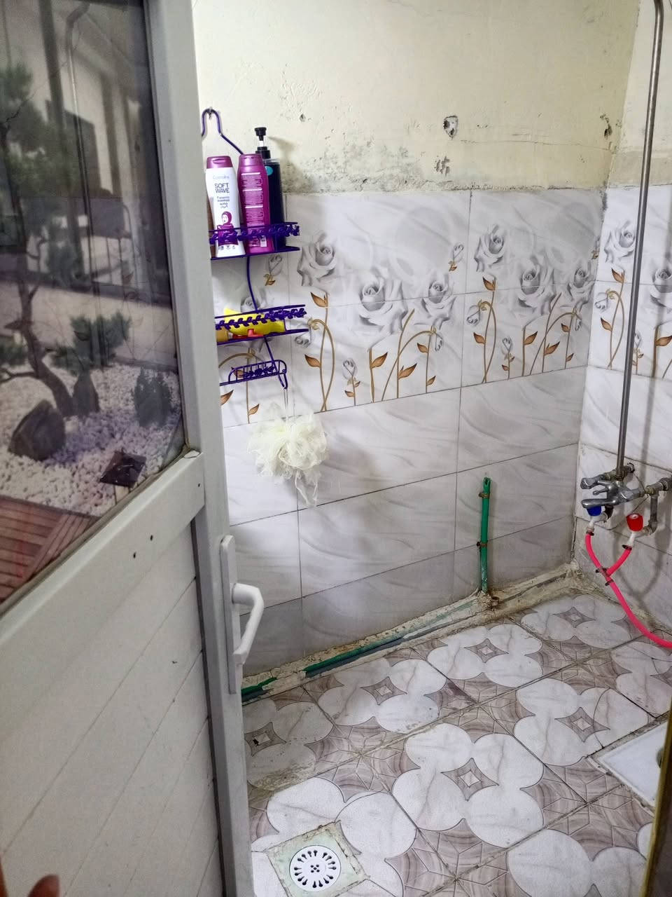 بيت تجاوز للبيع بالزعفرانيه قرب شقق سعيده مكان ممتاز كهرباء 3 فيز وماء وجميع الخدمات قريبه من أسواق ومدارس ومراكز صحية متكون من
طرمه صغيره 
هول
صاله صغيره 
غرف نوم عدد 3 
مطبخ 
وحمام 
وترك خلفي كبير 
للاتصال على الرقم بيه واتساب ***********
