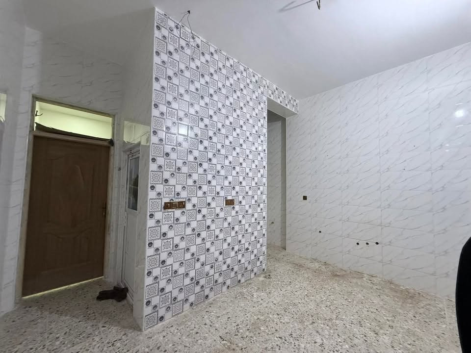 سلام عليكم عندي بيت ١٠٠ متر بحي النداء بمنطقه ال ٥١ قريب على شارع قنبر علي بيت جاهز من كلشي وحديث غرفه ومطبخ وصحيات وصاله واستقبال وفوك غرفه مخليها مخزن خط مولده موجود سخان وتانكي موجودات من كلشي جاهز اريد ائجره ب٢٥٠ الف…. 
وهذا رقمي *********** بي واتساب
