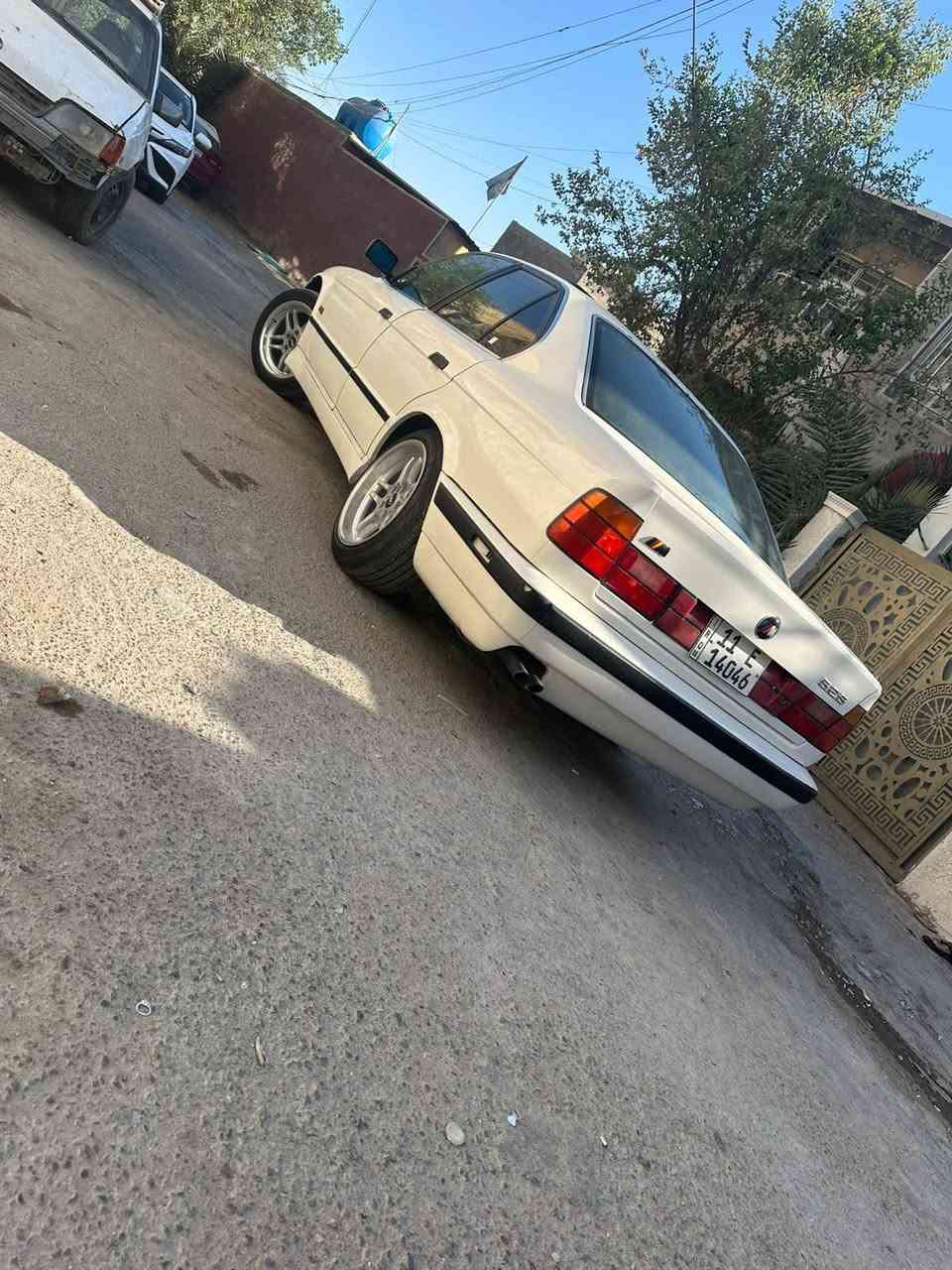 سلام عليكم للبيع بي ام دبليو 525مديل 1991سياره جاهزه كير محرك صدر تخم تاير تبريد ثلج قطعتين زنون سستم سماعات رقم بغداد نكليزي مشروع وطني سياره جاهزه مابيه كل نقص وحلوه ترايها يخبل مكان بغداد البنوك *********** السعر ٥٠وبيها مجال
