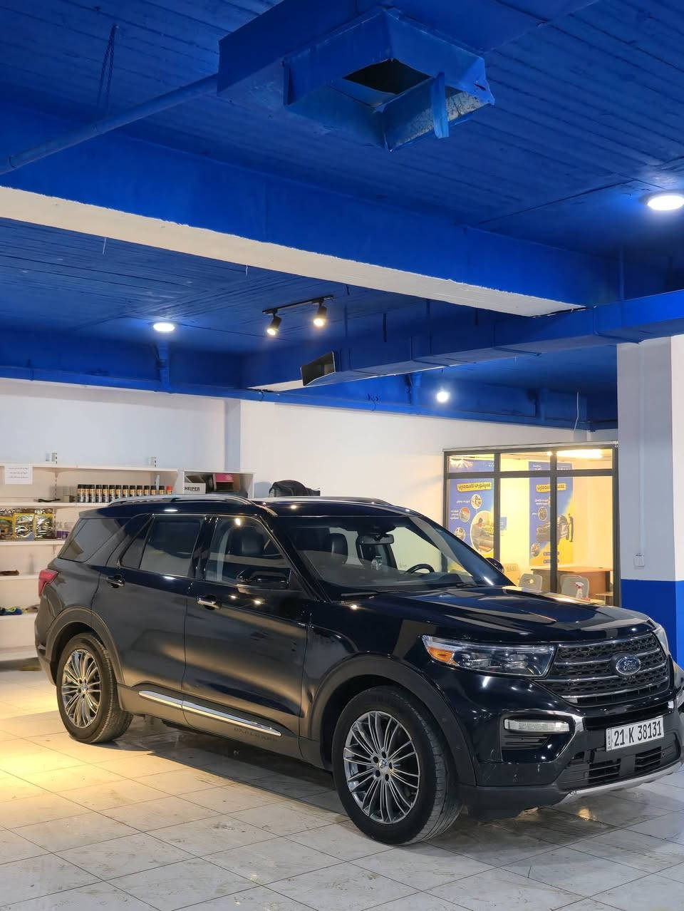 للبيع و تبدیل
فورد إكسبلورر 2021 @(Ford Explorer) للبيع، بالمواصفات التالية:
الموديل والمواصفات: ليميتد (Limited)، (ليس دبل إكسل).
اللون: أسود.
المظهر والراحة: بانوراما، تشغيل عن بعد، بصمة، شاشة كبيرة، نظام تثبيت السرعة.
الكراسي: ثلاث قطع (ثلاثة صفوف) جلد، كراسي VIP، الكراسي الأمامية (تدفئة وتبريد)، الكراسي الخلفية (تدفئة).
الأنظمة والمستشعرات: رادار، حساسات أمامية وخلفية، كاميرات 360 درجة (أمامية وخلفية)، مري كهربائية مع رادار جانبي.
الصندوق خلفي: كهربائي يفتح بالقدم (حساس القدم).
المحرك والإضاءة: محرك 4 بستن توربو، لايتات زينون، هيتر سكان، ويل كروم.
المسافة المقطوعة: 69 ألف ميل.
صبغ قطعتين (الباب الخلفي و الجاملغ الخلفي جهة الراكب).
الحادث في أمريكا كان ضربة أمامية خفيفة بدون وصول الضرر للداخل (فقط الدعامية كانت مكسورة).
الإيرباغات (البرشوتات) مبدلة ومطبوكة بالكامل عدا إيرباغ الراكب (السكن).

الفحص والنظافة:
الكير والمحرك والكهربائيات بشرط الفحص.
صدر الأوتومبيل (التقة والرقية) بشرط الفحص.
أرضية السيارة مبدلة حديثاً.
دهن المحرك مستبدل بدهن الشركة الأصلي (يمشيك 5 آلاف ميل).
الدسك (البريكات) جديدة.
الدشبول صافي تماماً ولا توجد أي علامة تحذيرية (شلع قلوب).
السنوية والرقم مجددة وصالحة لغاية عام 2028.
النواقص (العيوب):
الكرسي في الصف الثالث (جهة واحدة) لا ينطوي.
الكاميرا تفصل أحياناً (تشتغل وتقطع).

السعر والغرامات:
السعر المطلوب: 195 ورقة أمريكي (19,500$).
السيارة عليها غرامات بقيمة 3 أوراق، وسيتم خصمها (إرجاعها) للمشتري.

صور الحادث:
لمشاهدة صور الحادث في أمريكا، يمكنك زيارة الرابط التالي:
https://bid.cars/en/lot/1-44949043/2021-Ford-Explorer-1FMSK7FH2MGA85117

العنوان: محافظة السليمانية، إدارة رابرين، قضاء رانية.
رقم صاحب السيارة: ***********
