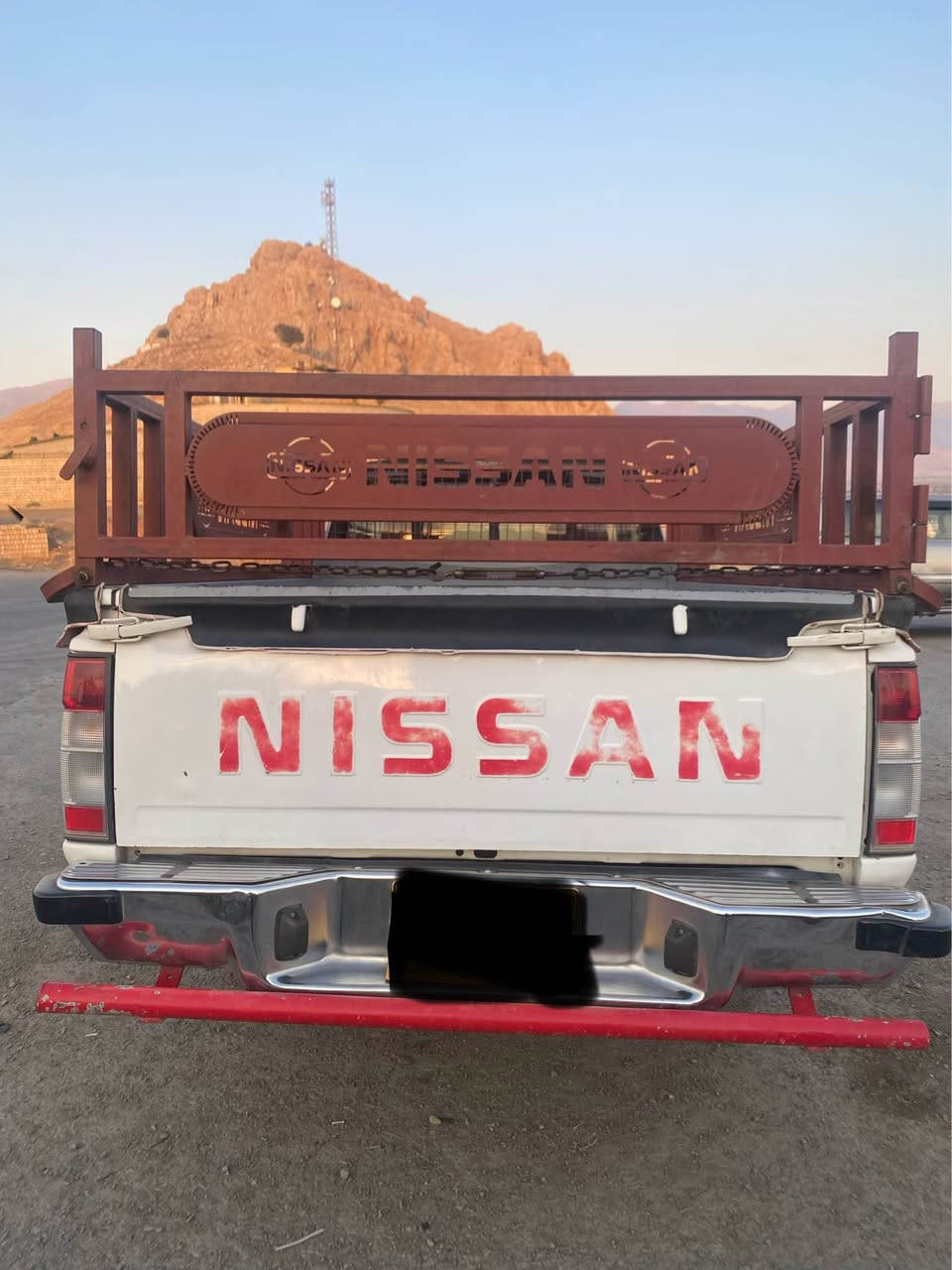 نيسان بيكاب موديل ٢٠٠٧ 
نمونه له جواني بي بوياخ گيرو مه كينه و ئه كسلي به شه رت مه كينه ي ٢ مانگه ته عمير كراوه قه تره رون كه م ناكات دينار مه سروفي نييه سه نه وي ٤ مانگه به سه ر چووه 
*********** حلبجة, السليمانية

نص مكتوب في الصور:
- 2007