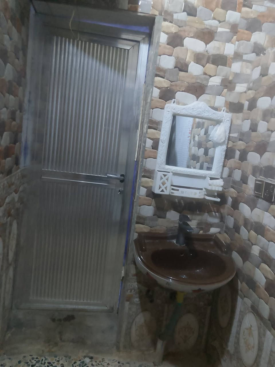السلام عليكم دار لبيع  المساحة 100 مربع يحتوي على غرفتين نوم + ترك + استقبال + صاله واسعه + صحيات + منور + مخزن فوك ستاره عاليه + صب كونكريت عالي عن الشارع 5 بايات خدمات مي كهرباء مجاري كافه الخدمات المكان حي اور سبع قصور مخبز البركه   السعر 65 وبي مجال للشراي الرقم *********** 
الرقم الثاني ***********
 يوجد واتساب
