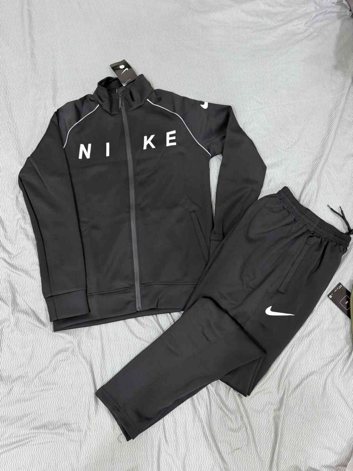 🔥وصل تراك شتوي خامة فول الفول ع الفحص 
🔥القياسات L,XL,XXL,XXXL
🔥سعر المفرد 30 الف والجملة 23 الف 
🔥عروض ما قبل الموسم 
🔥للحجز واتس *********** او خاص 
🔥يوجد توصيل لكل العراق ب5

