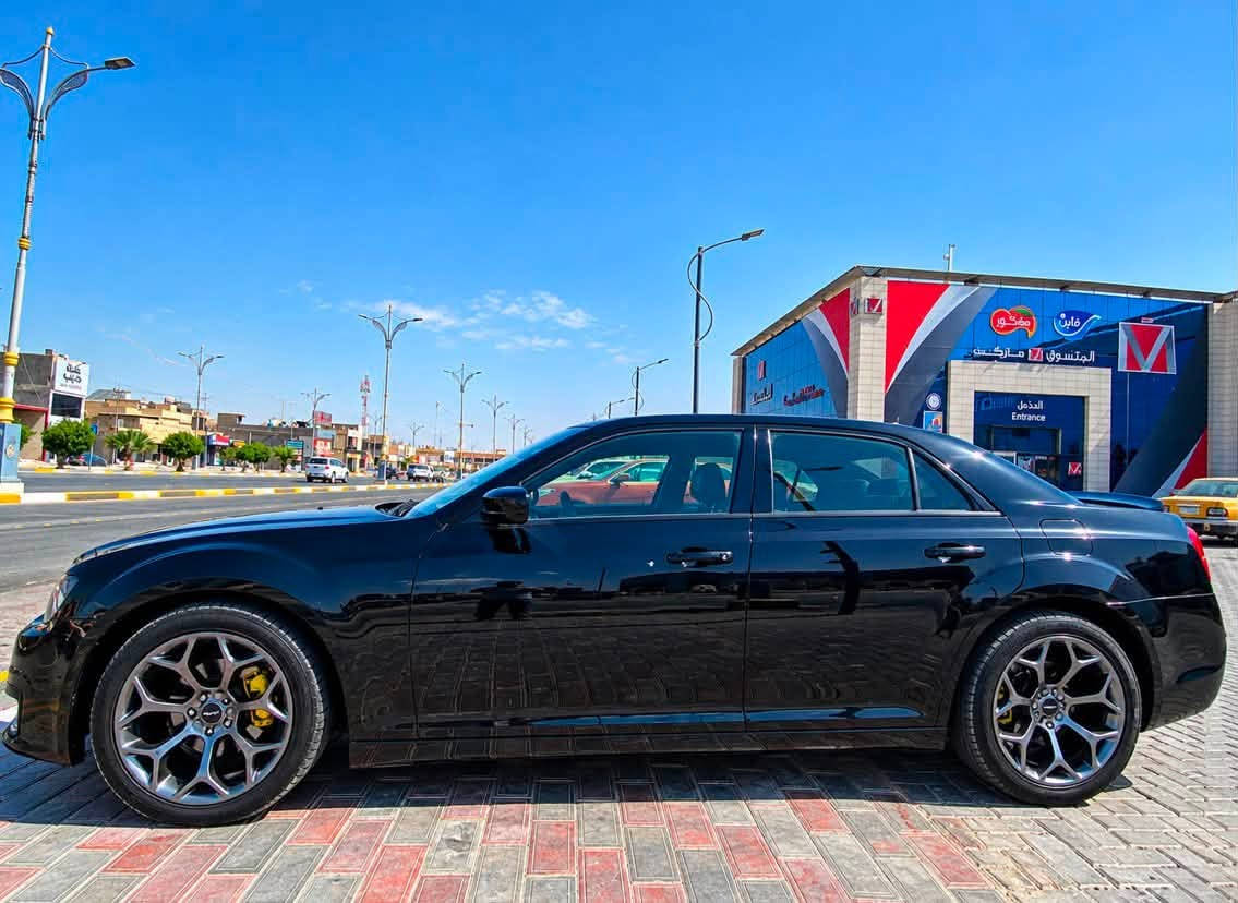 للبيع كرايسلر اوباما 300S موديل 2017
وارد كندي فئة S ام الدمام بالجنطة 
سيارة نظيفة جداً وبحالة ممتازة
* ماشية 90 ألف ميل
* وارد كندي
* داخلة كلين هنا يمنه صار بيه حادث جنطه وجاملخ خلفي  تبدلت الجنطة ونصبغ الجاملغ وصورة الحادث الصار عندي 
* دواخل وكشنات جلد أسود جديدة وبوضع الشركة
* القمارة روز كلش حلوه 
* السيارة شكلها وهيبتها مميزة جداً
* مكينة وكير بحالة ممتازة حسب الفحص
حدادية السيارة ١٠٠٪؜ مو اقل وتخم تايرات جديد ترايه يخبل ومابيه لا خرخشات ولا اصوات سيارة صافية جداً وناعمة كلش وبالتراي كلشي يبين مابيه ولانقص وسوناره بالمنشور
رقم دهوك باسمنه وهزته جديده 
السعر 195 ورقة قفل
المكان: كربلاء 
للتواصل: ***********
*********** واتساب
