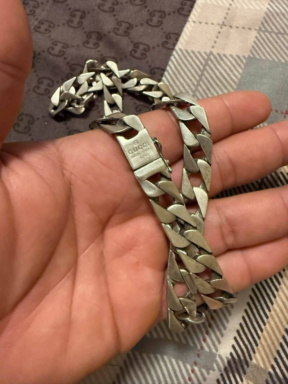 🔥 للبيع – سلسلة GUCCI أصلية 🇮🇹
💎 GUCCI Original – 925 Sterling Silver
🇮🇹 Made in Italy
⚖️ الوزن: 106.37 غرام
🔖 مختومة من الشركة: GUCCI – 925 – Made in Italy
⛓️ سلسلة عريضة وثقيلة، تصميم فاخر ونادر ومناسبة للرجال.

📍 بغداد
💰 السعر: [سعر الغرام 3500 ]

📩 التواصل خاص.
او 
على الواتساب 
*********** 

Gucci 925 Italian Sterling Silver –106.37 g
