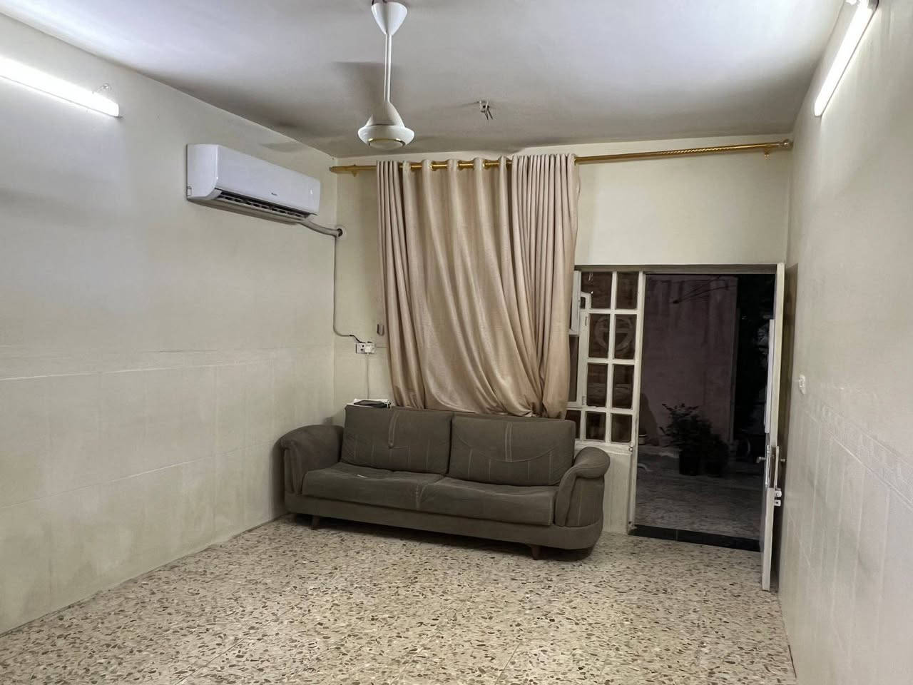 سلام عليكم ((بيع او مراوس بكاع بلدوانم وبيه بيت ))  بيت للبيع 100متر ..5×20.الطابق الارضي ستقبال وحولي ومطبخ وغرفه ..الطابق الثاني غرفتين وكل غرفه مقابيله حولي ..الطابق الثالث بيتونه وبصفه سويت كامل سندويش ..الشعله ام نجم شارع سالم مقابيل ساحه الاحرار ماكو كدامه بيت ساحه كدامه ..***********
