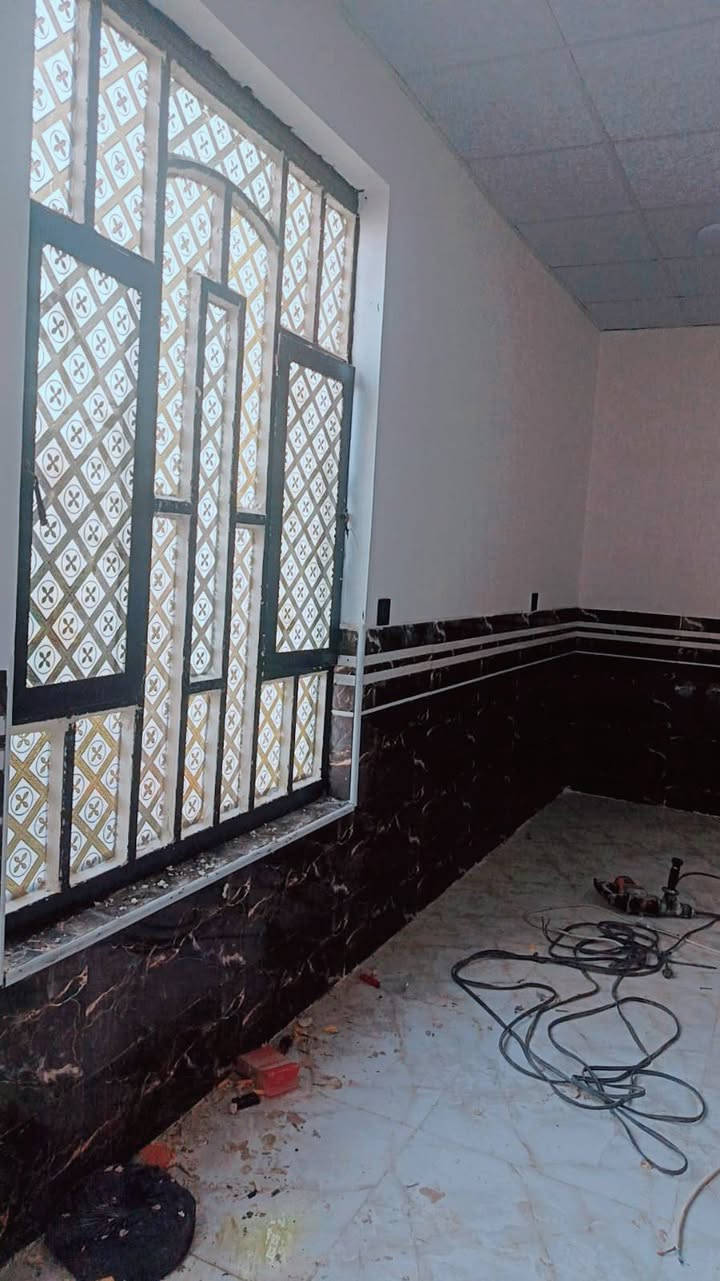 السلام عليكم بيت مساحه ١٥٠ متر واجهه ١٠ نزال ١٥ موقعه شارع السنية السياحي خلف صيدلية الرامي يبعد ٣٠٠ متر عن الشارع العام يحتوي على غرفتين نوم ،صالة.مطبخ.صحيات داخلية.صحيات خارجية.براني وسطح ستارة بيت جديد ونظيف الخدمات مجاري وكهرباء وشبكة ماء جديدة البيت مرمم درجة اولى من كل النواحي وطابو سند ٢٥ بأسمي تحويل ثاني يوم وسعرة هم مناسب للاستفسار الاتصال ***********
