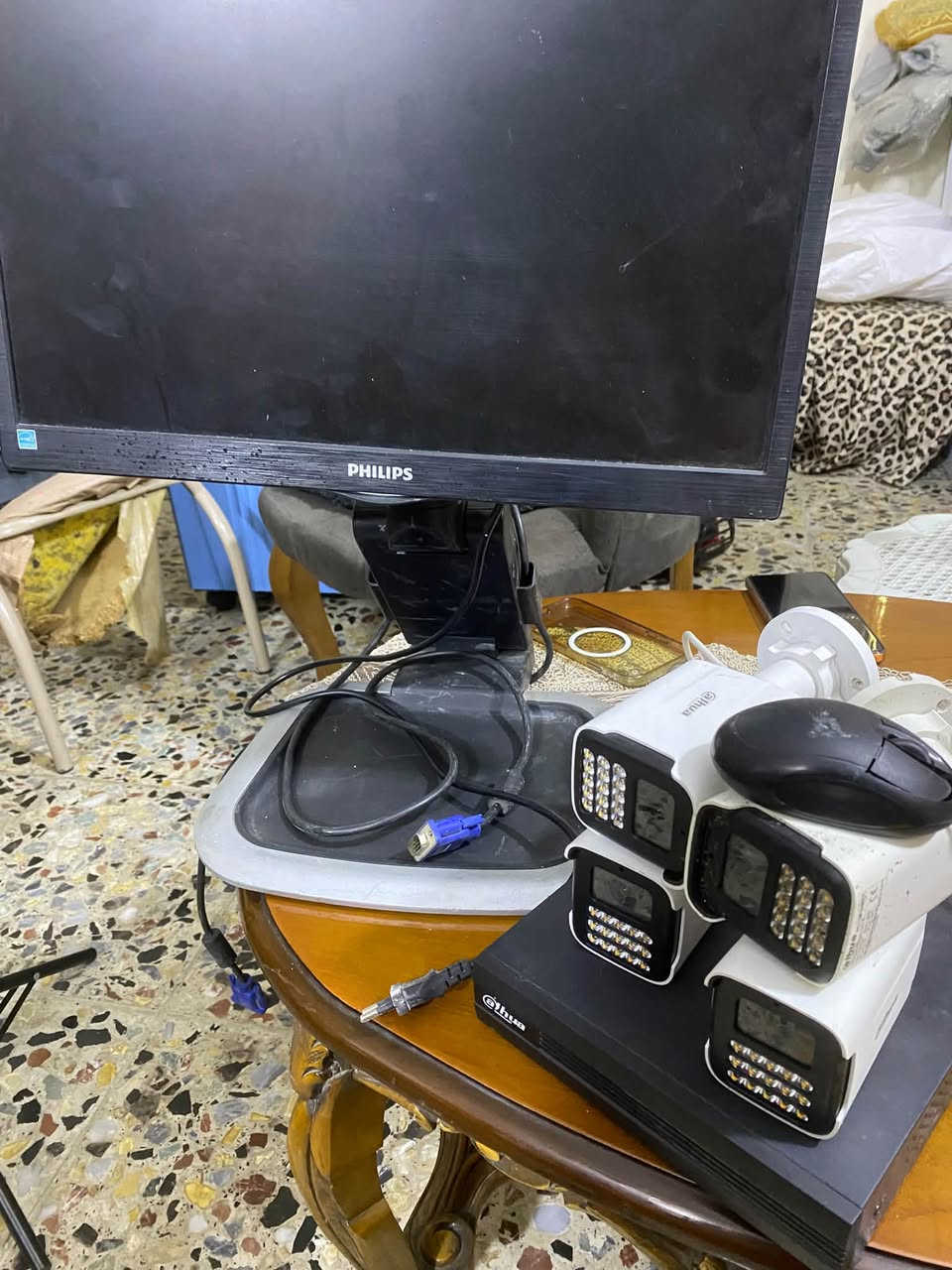 مدافع عدد 8 ثلجي +اصفر 50 w ام ظمان مع مساطر عدد 2 
منظومة كامرات كاملة الدهوا dvr خزن 10 ايام 4 كامرات ليلي نهاري مع شاشة والكيبلات  كلهن للبيع السعر 250 ثنينهن مكاني بغداد ***********@إشارة
