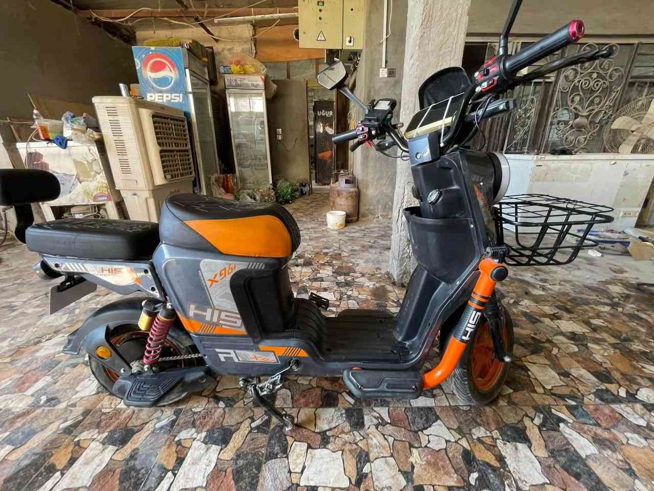 � دراجة شحن X900 للبيع

* النوع: X900 شحن
* الموديل: [2025]
* البطاريات: [5] 🔋
* حالة البطاريات: [جيدة]
* الشاشة: رقمية
* السرعة: [60km]
* الفرامل: [ديسك]
* الحالة العامة: نظيفة وشغالة بدون مشاكل
* الشاحن: موجود
* الموقع: [بابل/اسكندريه]
* السعر: [475] ألف قابل للتفاوض
للجادين فقط، الفحص والتجربة متاحة
التواصل فقط على الرقم اتصال او واتساب 
***********
